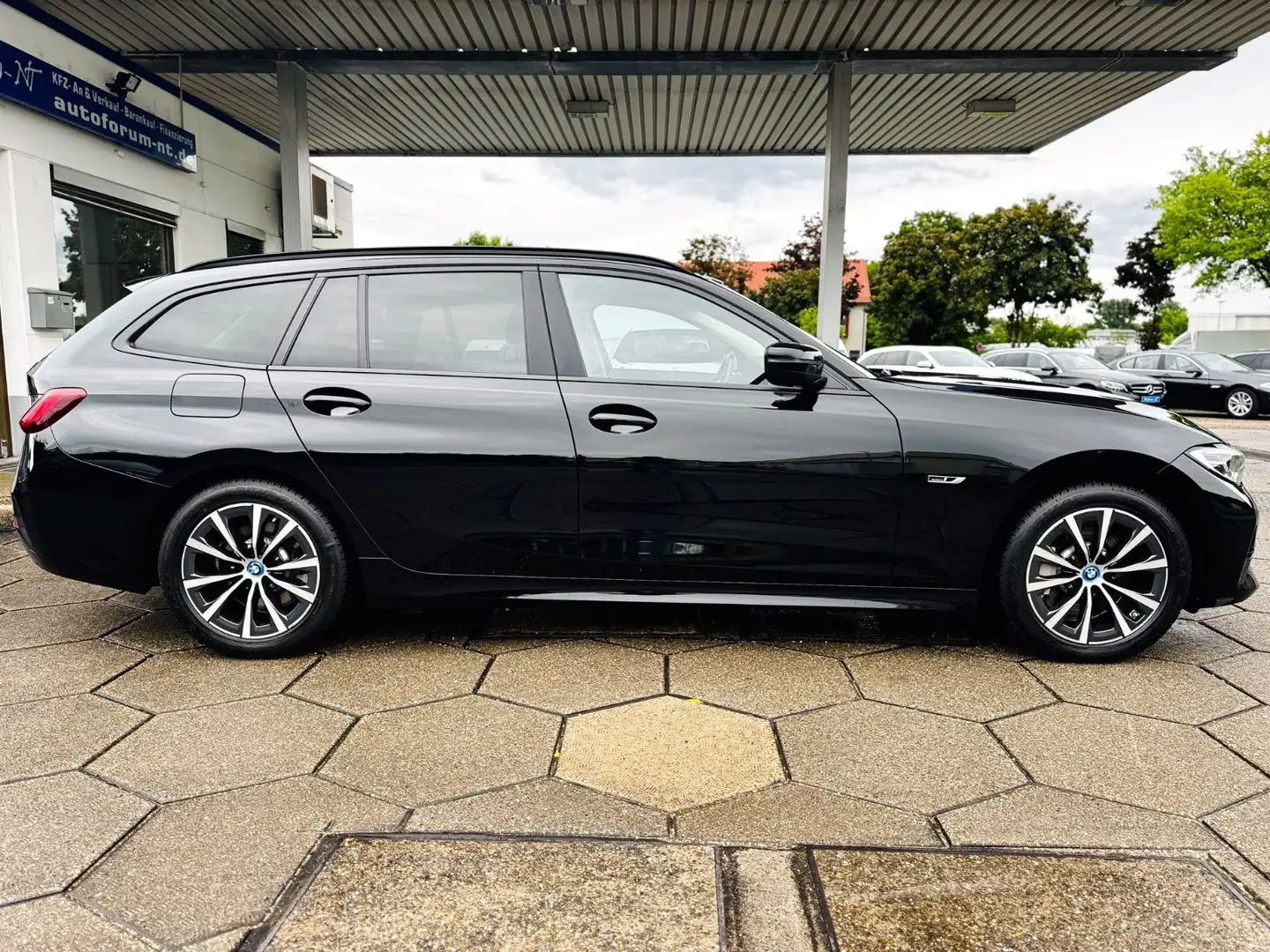 BMW 330 e Touring Advantage DIGITAL/LED/PDC/HiFi Zwart - 2