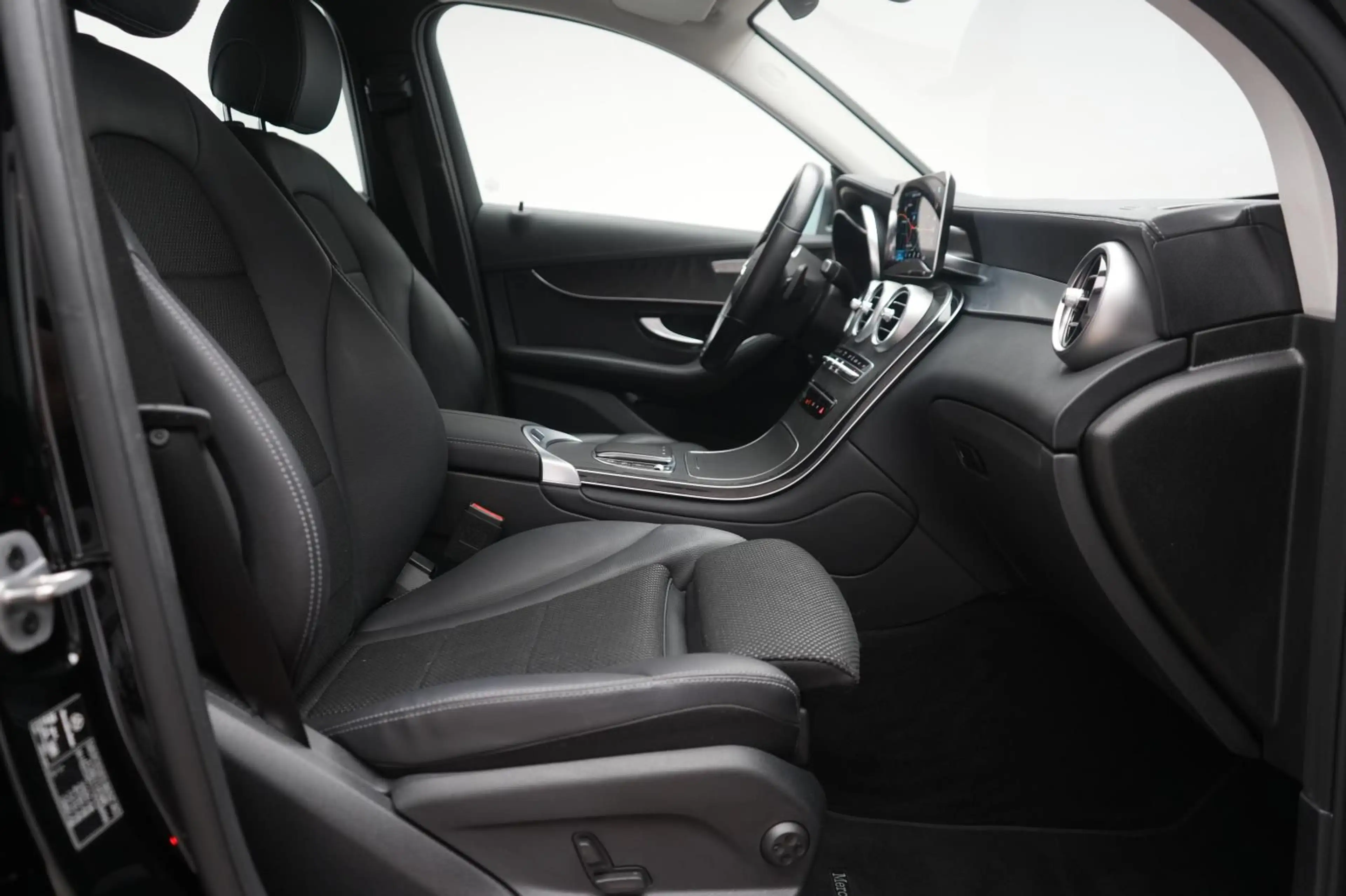 Mercedes-Benz GLC 300 de 4Matic 9G-Tronic 360Kamera/Navi/LED — photo 7