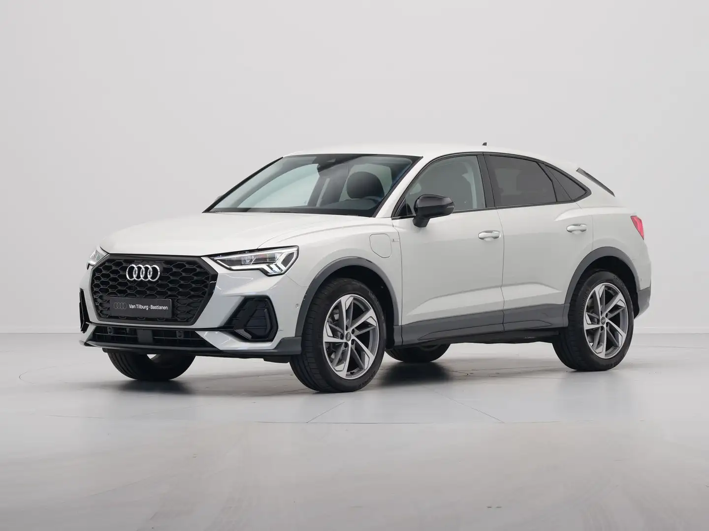 Audi Q3 Sportback 45 TFSI e 245 pk S-Tronic S Line Edition Zilver - 2