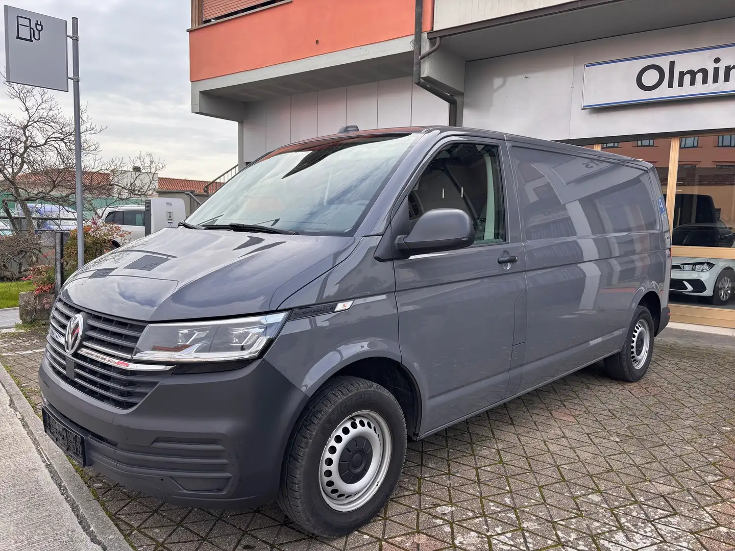 Volkswagen T6.1 TRANSPORTER PASSO LUNGO 2.0 TDI 150CV Grigio - 2