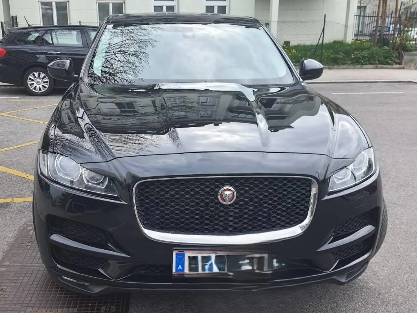 Jaguar F-Pace F-Pace 20d AWD Portfolio Aut. Portfolio Schwarz - 1