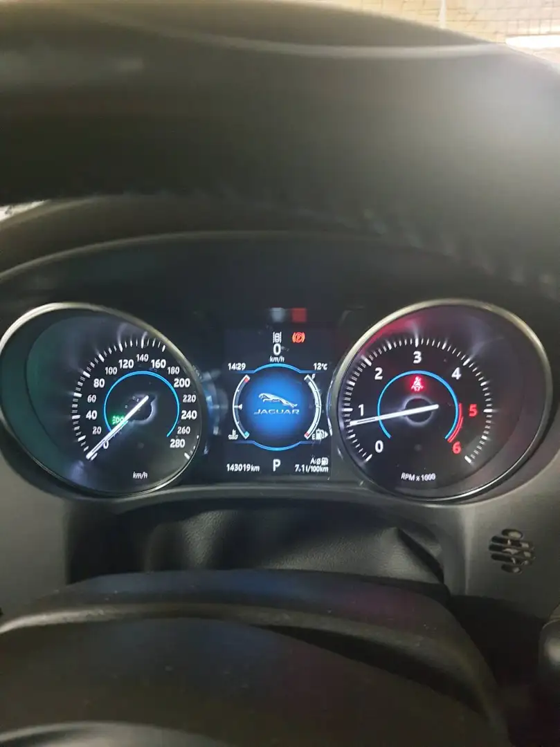 Jaguar F-Pace F-Pace 20d AWD Portfolio Aut. Portfolio Schwarz - 2