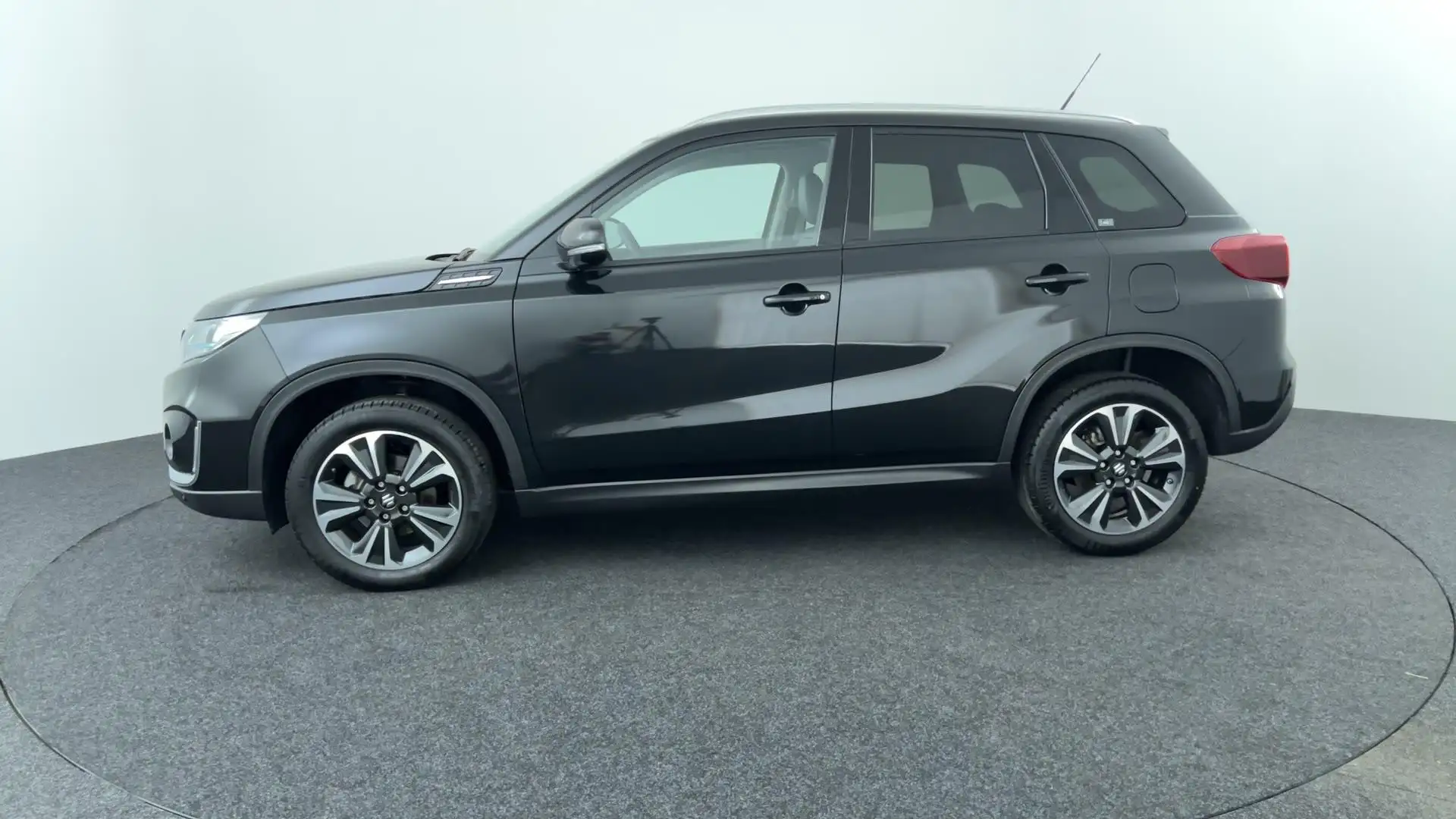 Suzuki Vitara 1.4 Boosterjet Style Smart Hybrid | RIJKLAARPRIJS Zwart - 2