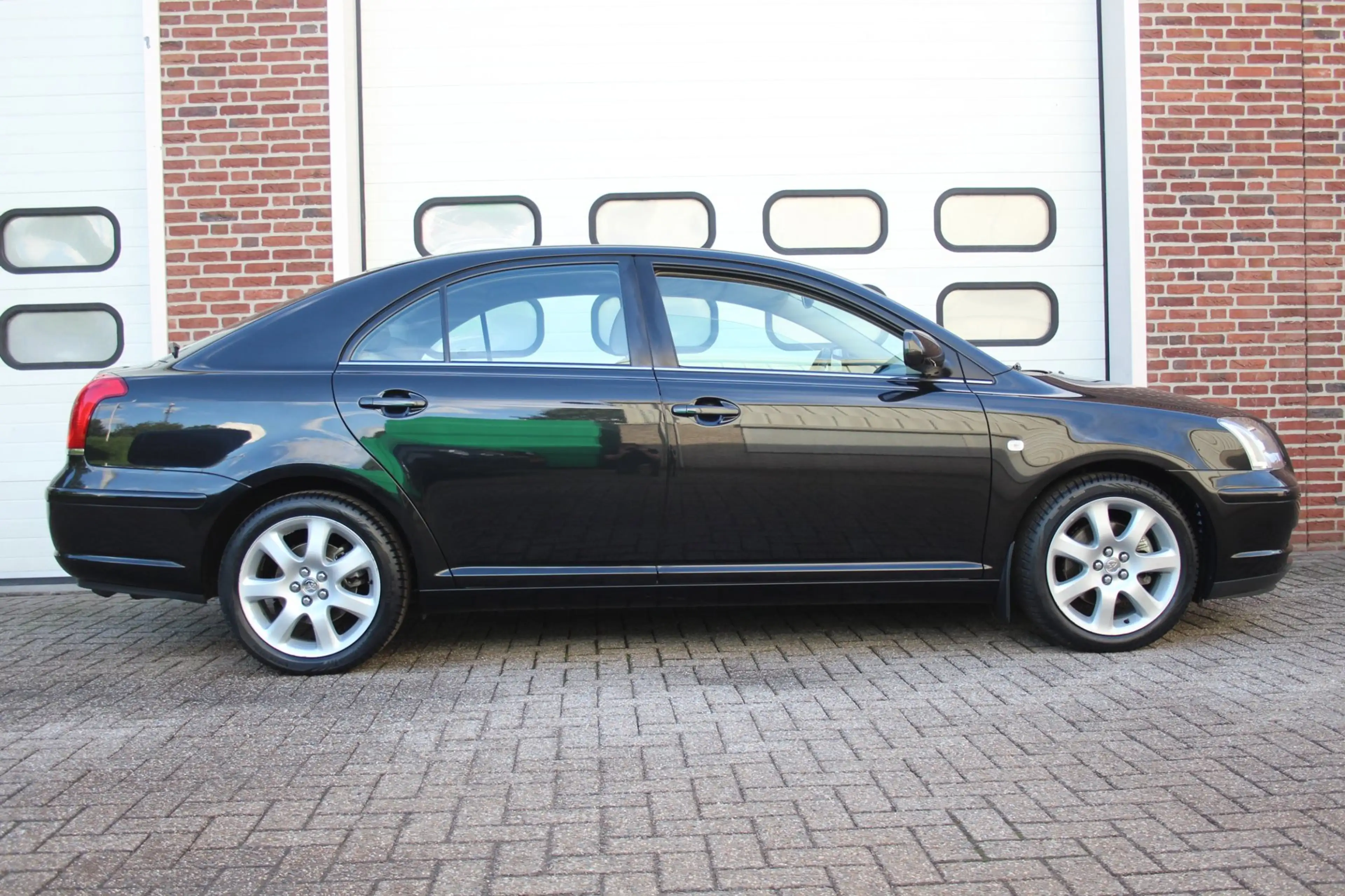 Toyota Avensis 2.0 VVTi Executive * Leder / Automaat / 30.946Km N — photo 2