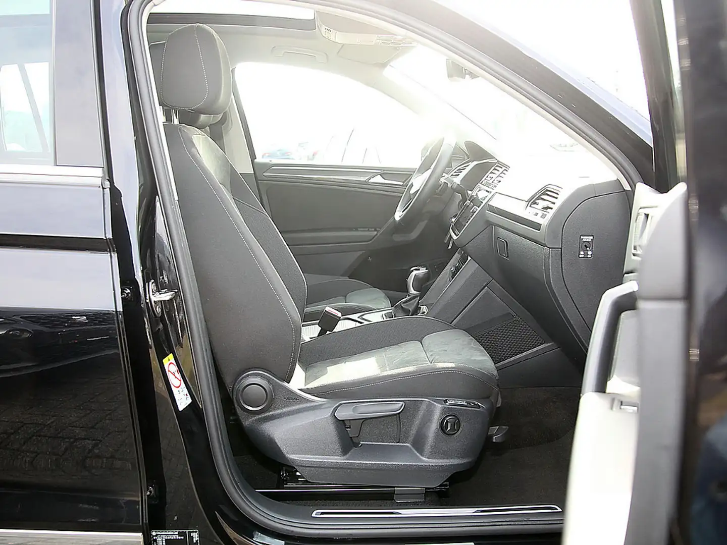 Volkswagen Tiguan 1.4 TSI eHybrid Elegance NAV PANO AHK Schwarz - 2
