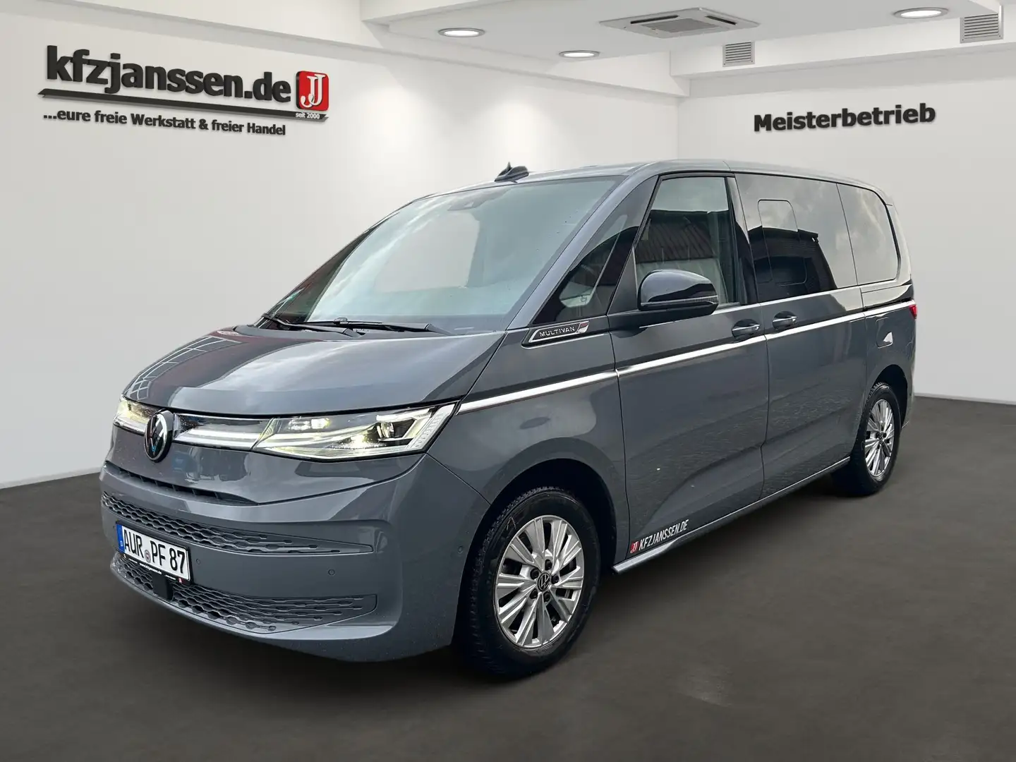 Volkswagen T7 Multivan Style Grau - 1