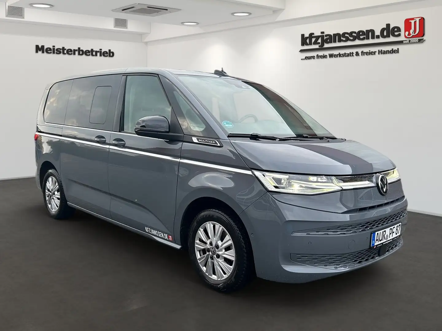 Volkswagen T7 Multivan Style Grau - 2