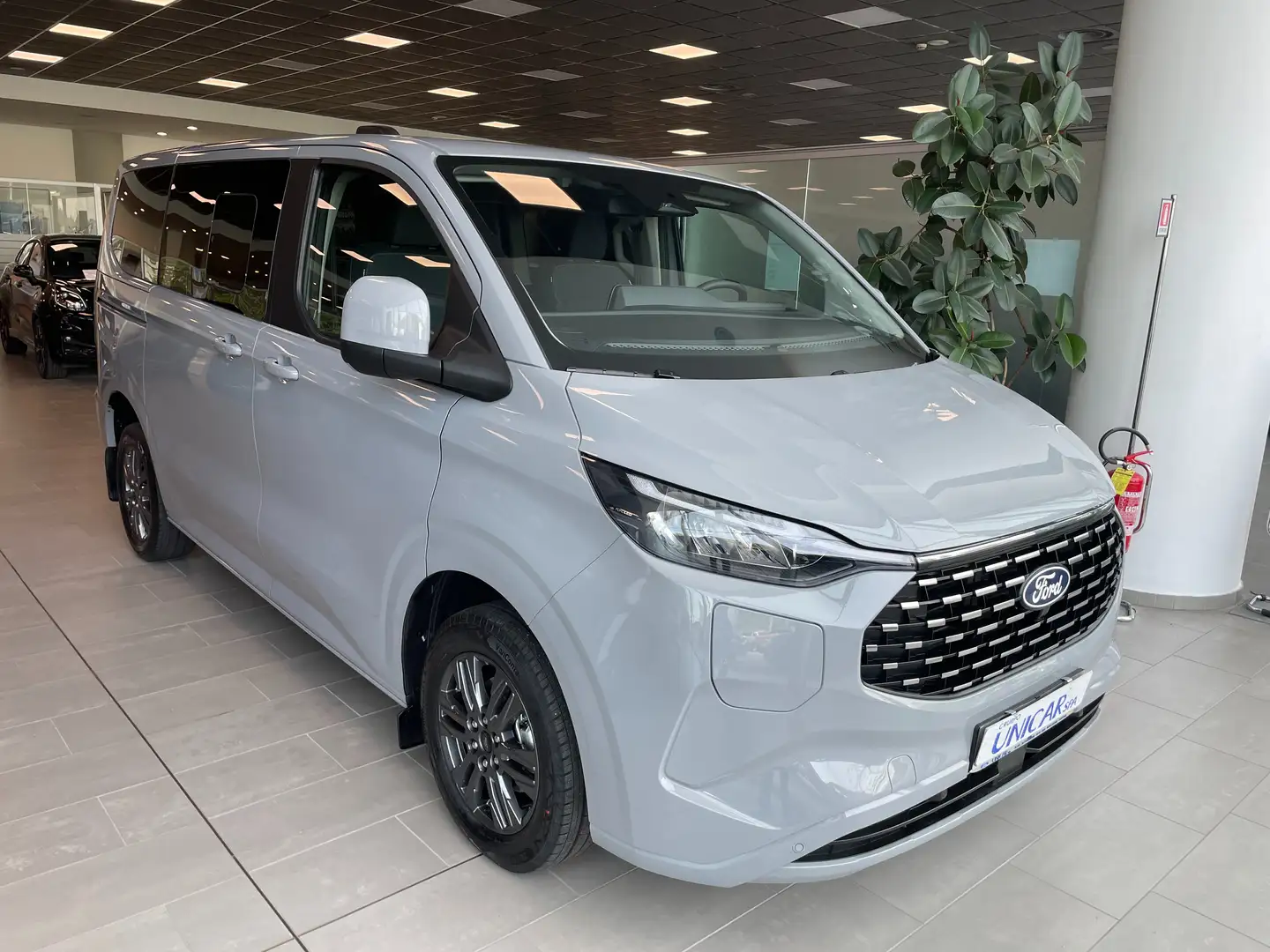 Ford Tourneo Custom 340L1H1 2.5 PLUG-IN 233CV TITANIUM 8 POSTI Grigio - 2