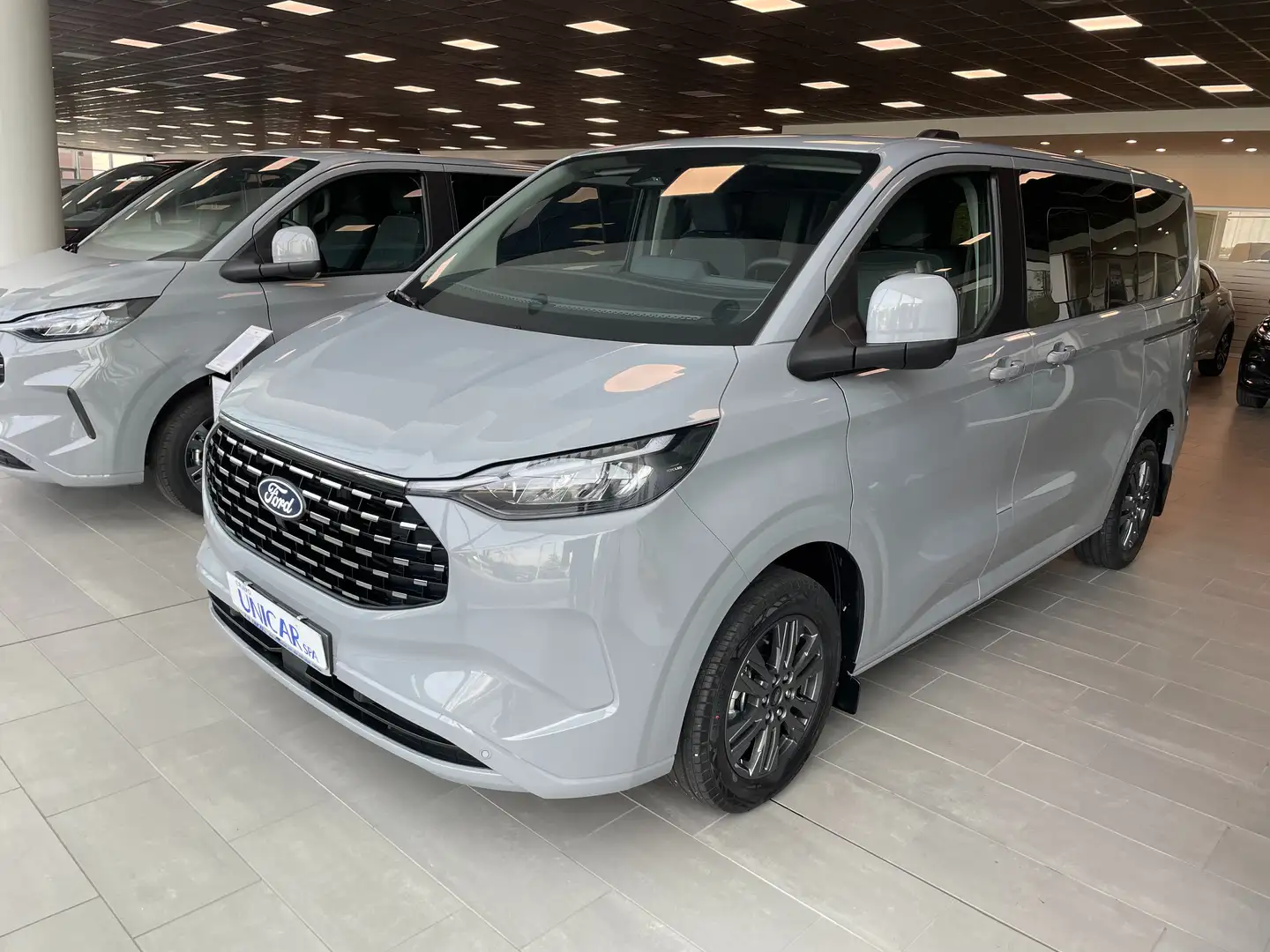 Ford Tourneo Custom 340L1H1 2.5 PLUG-IN 233CV TITANIUM 8 POSTI Grigio - 1