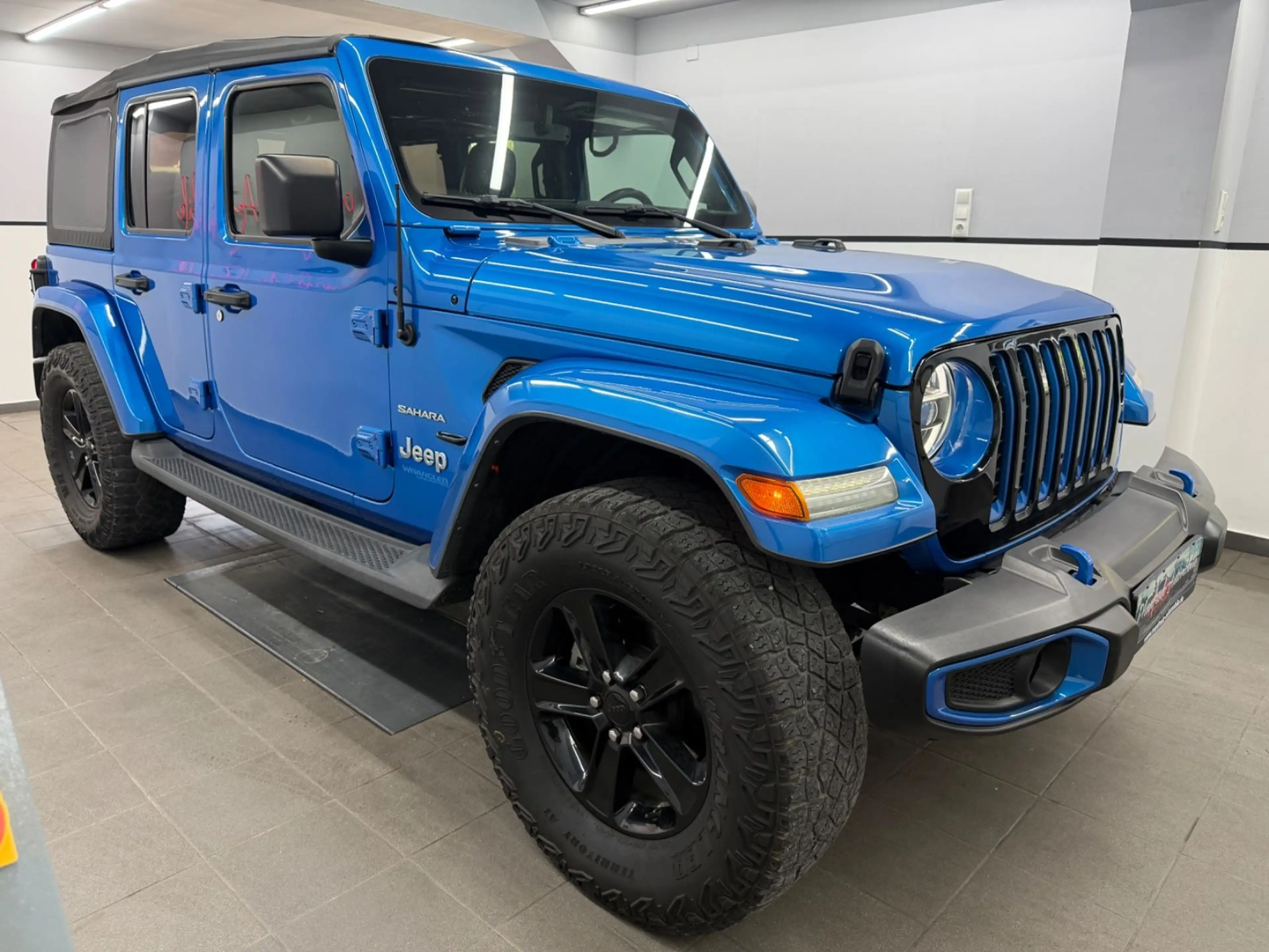Jeep Wrangler 2.0 4XE Unlimited Sahara*Hydro Blue*LED — photo 3