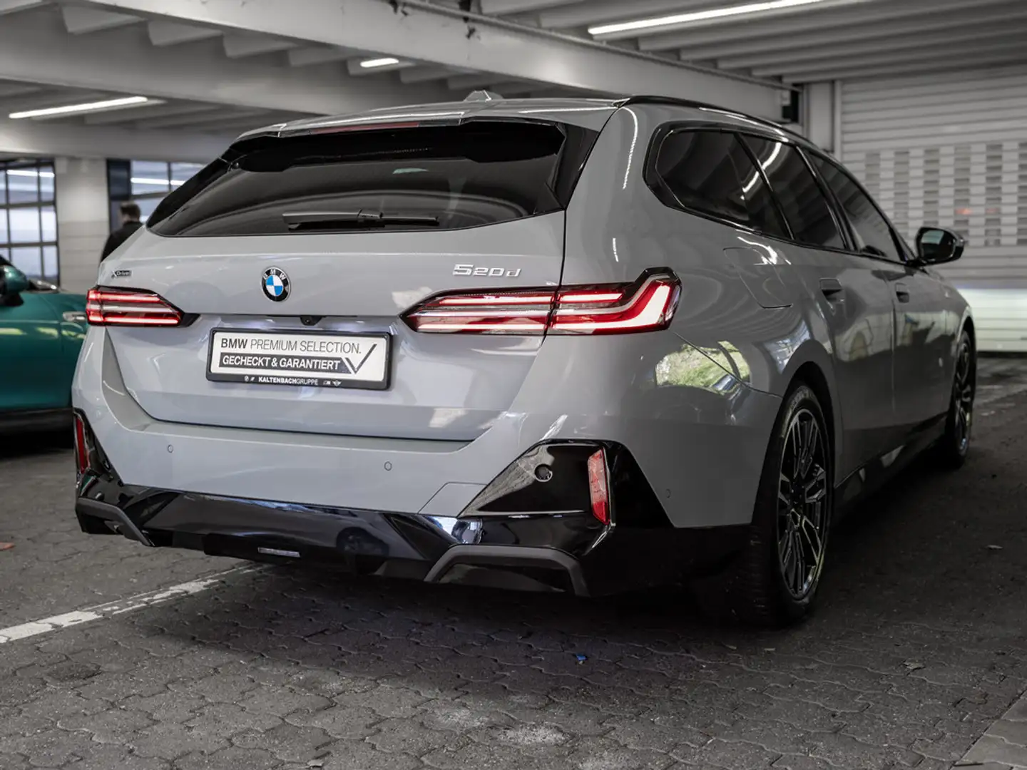 BMW 520 d Touring xDrive M-Sport STANDHZ PANO AHK Grau - 2