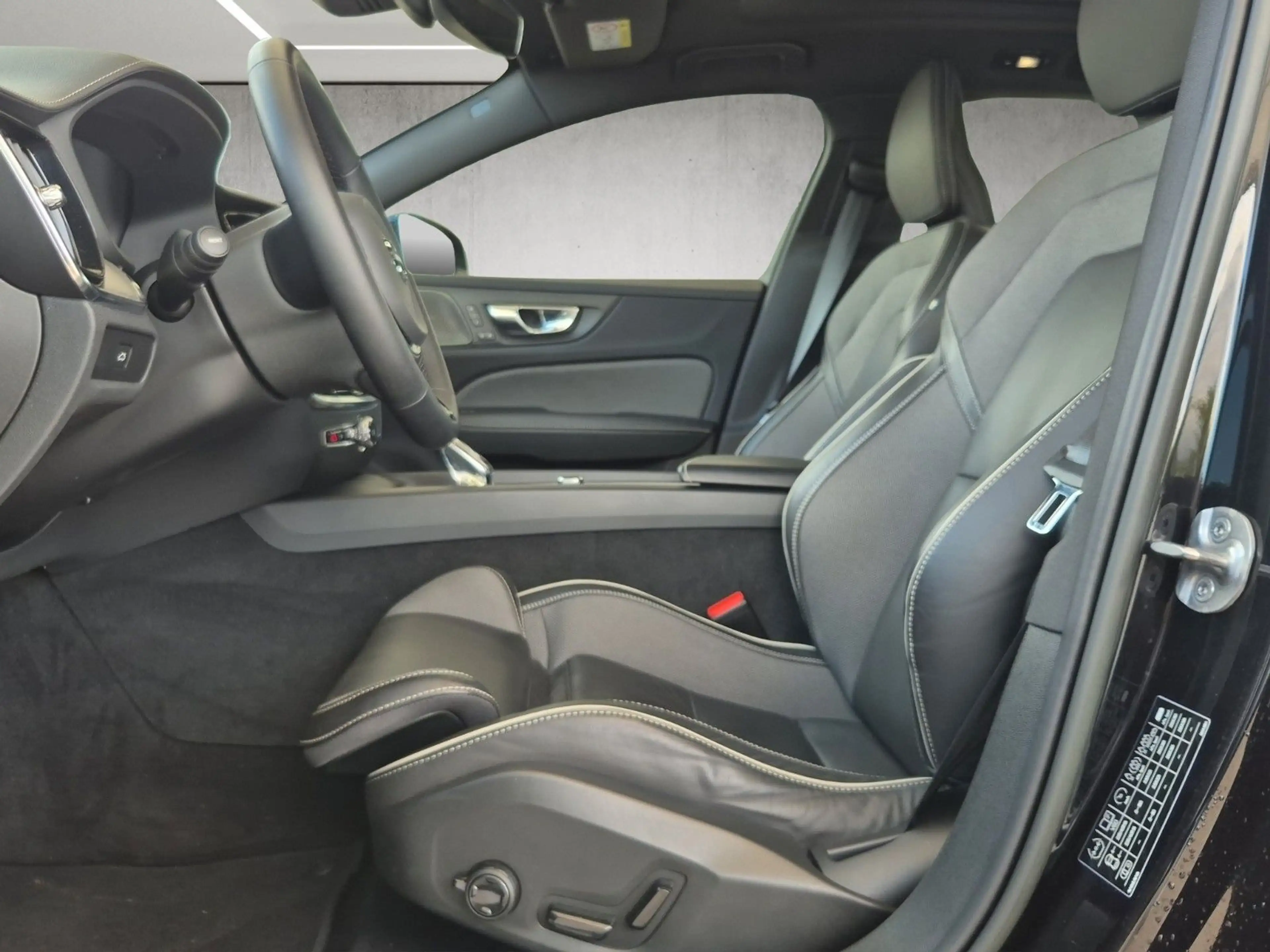 Volvo V60 Ultimate Dark 360 H&K Pano LED 4xSHZ — photo 9