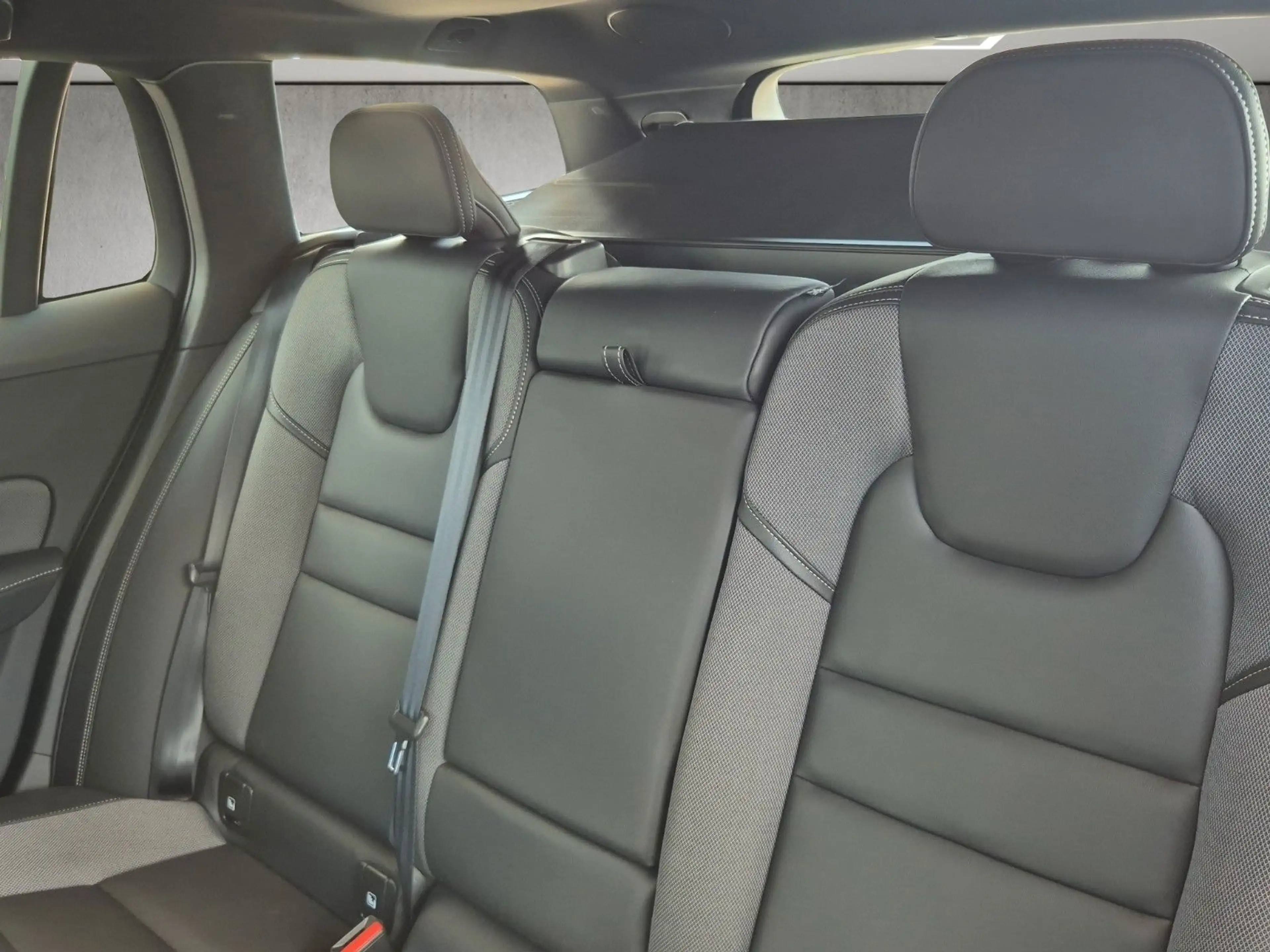 Volvo V60 Ultimate Dark 360 H&K Pano LED 4xSHZ — photo 12