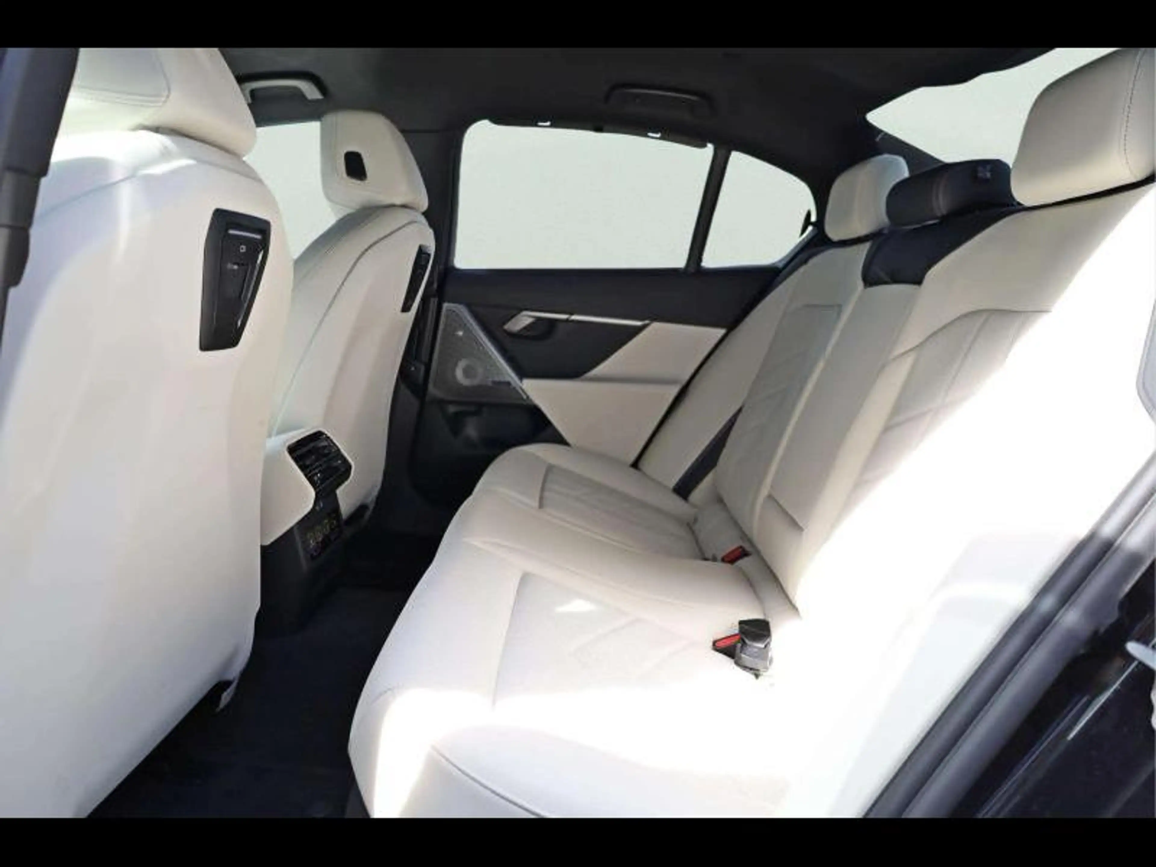 BMW 550 e xDrive Berline Kit M Sport — photo 10