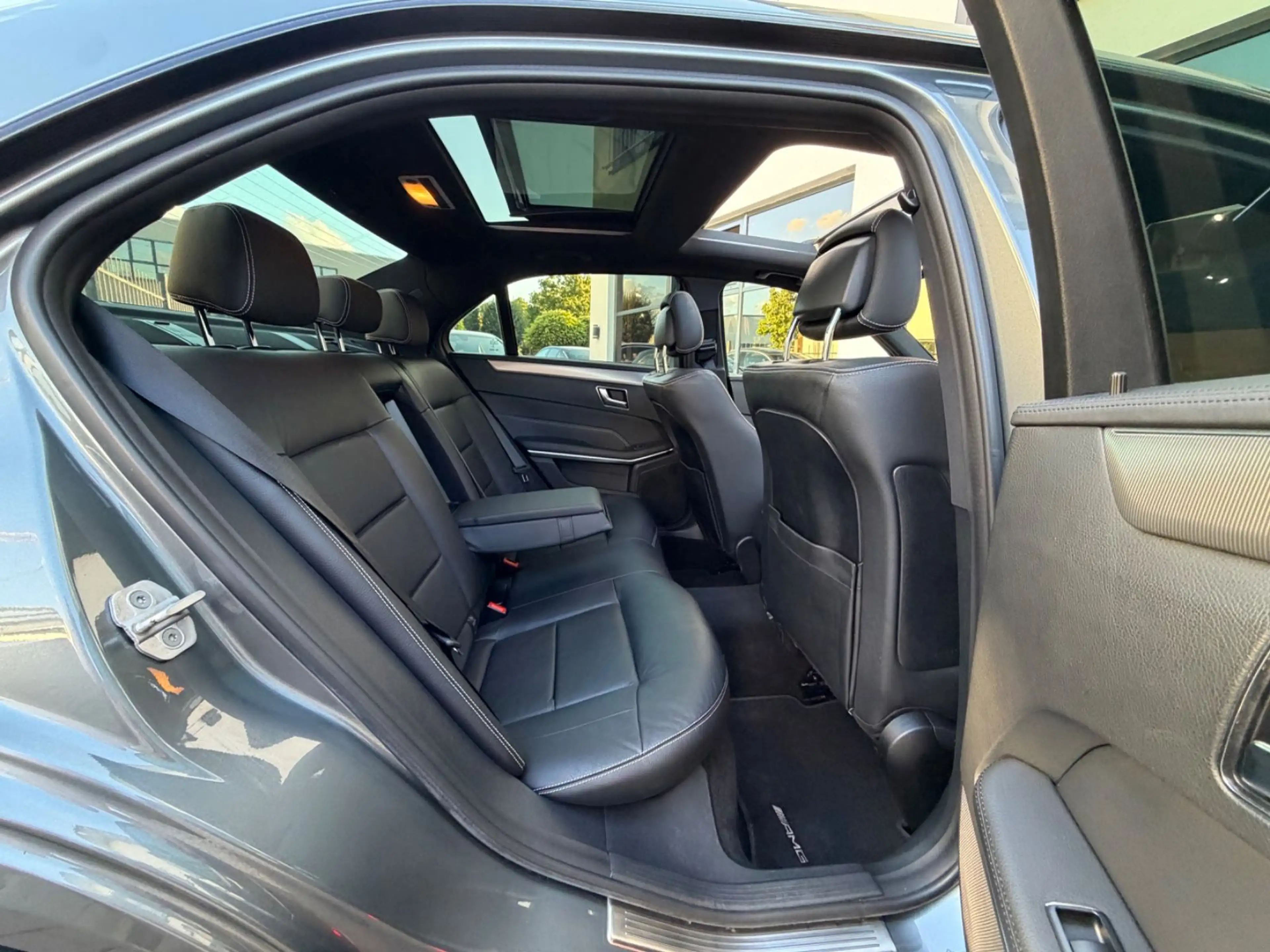 Mercedes-Benz E 350 Limousine BT/AMG Line/Pano/Comand/1-Hand — photo 14