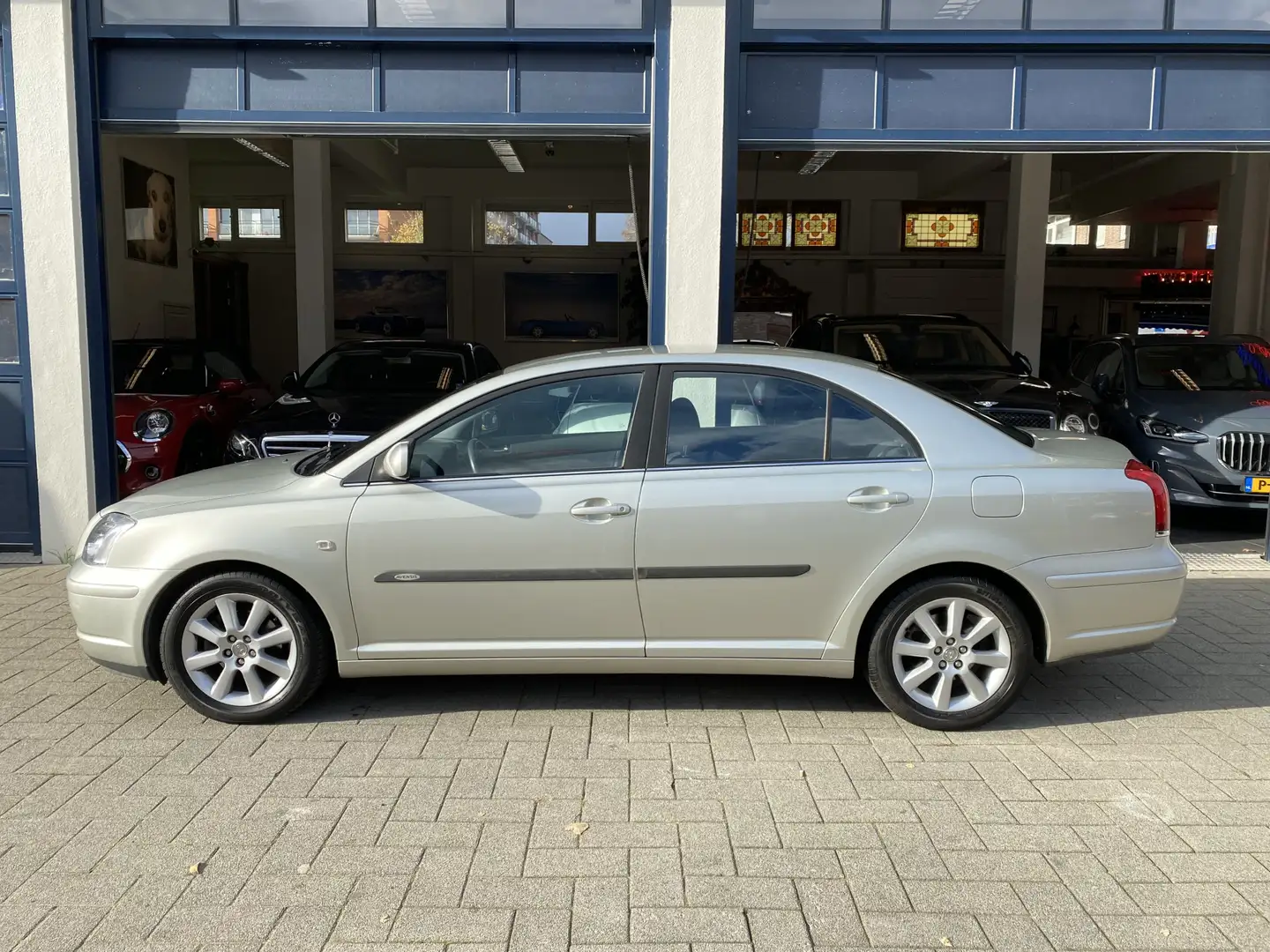 Toyota Avensis 1.8 VVTi Linea Sol AUTOMAAT 1 EIGENAAR. Gris - 2