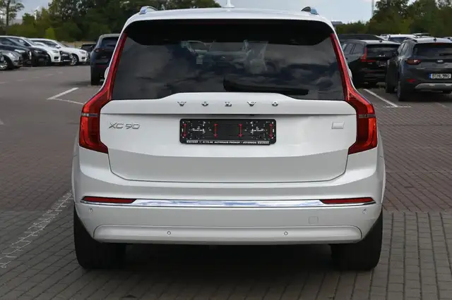 Volvo XC90 view 4
