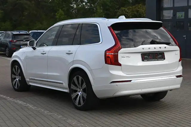 Volvo XC90 view 3