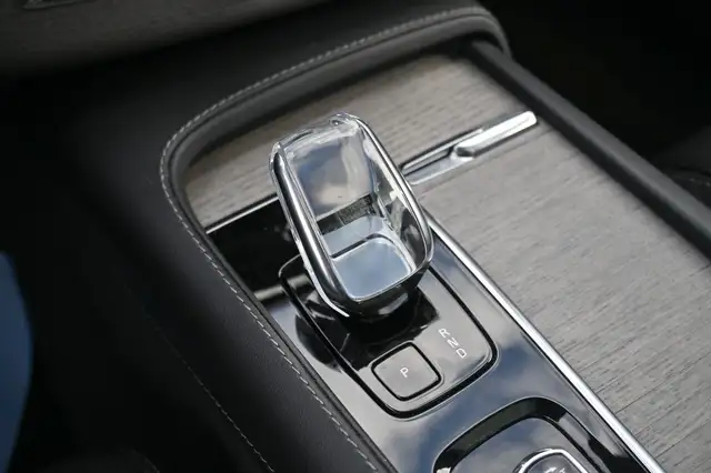 Volvo XC90 view 18