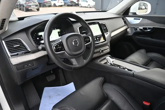 Volvo XC90 view 9