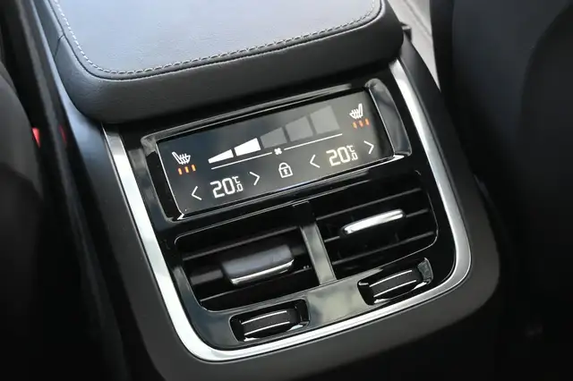 Volvo XC90 view 15