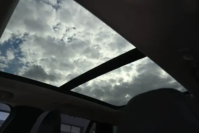 Volvo XC90 view 11