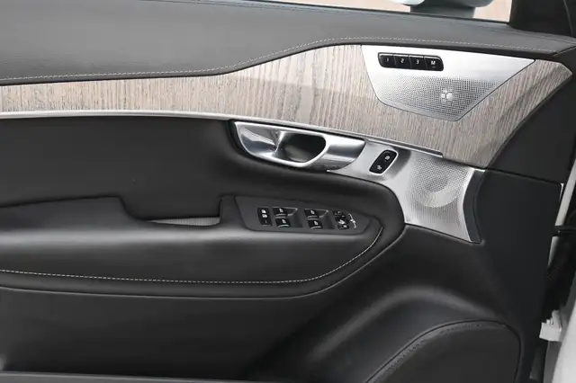 Volvo XC90 view 10
