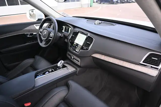 Volvo XC90 view 12