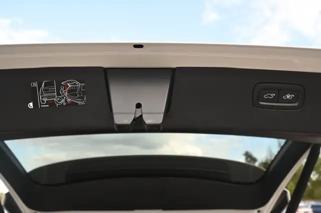 Volvo XC90 view 8