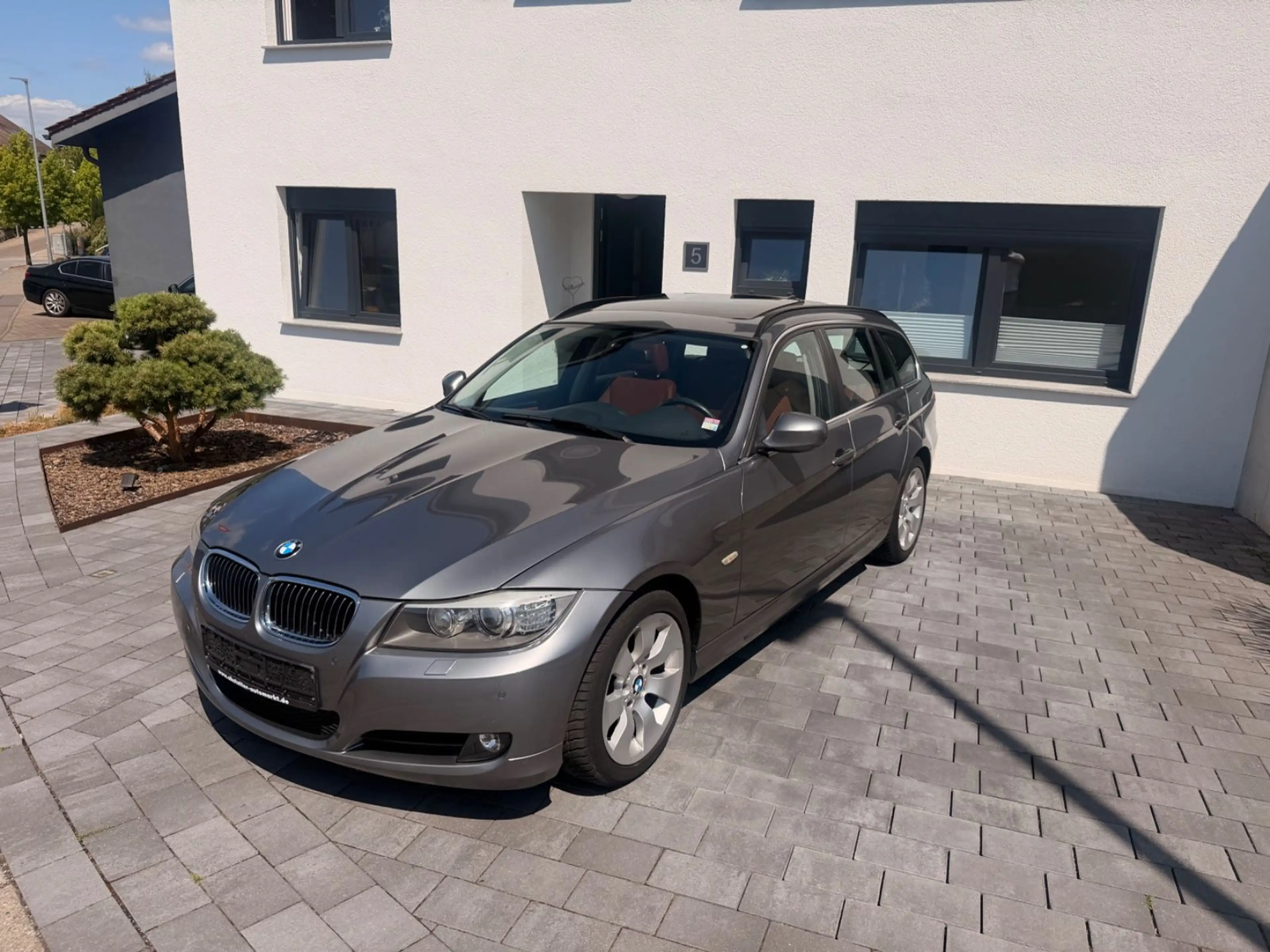 BMW 325 i Touring E91/Schalter/Navi/Leder in Rot