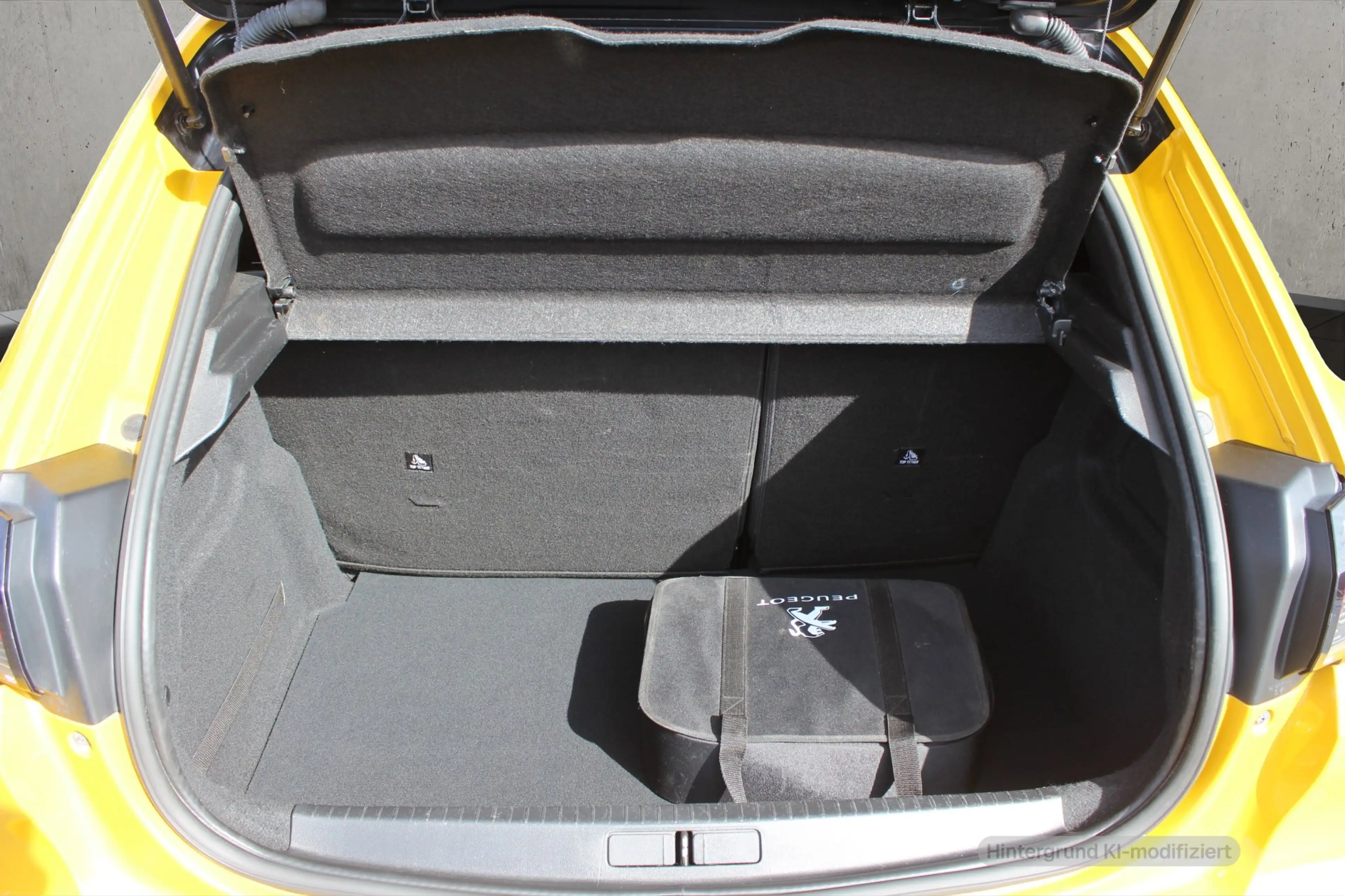 Peugeot e-208 GT — photo 10