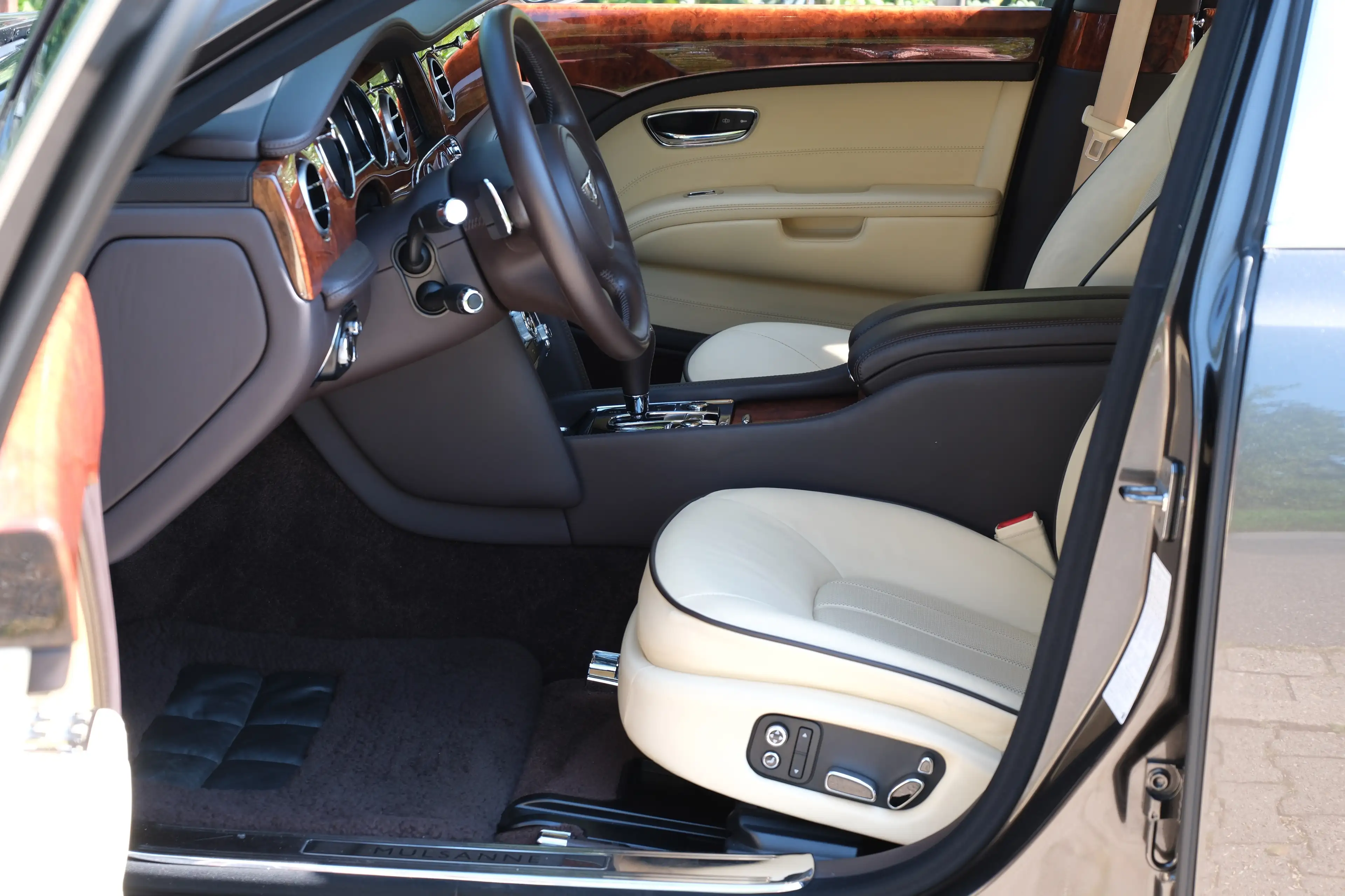 Bentley Mulsanne Mulsanne 6.75 V8*Massage*Kamera*Keramik*Sitzklima — photo 11