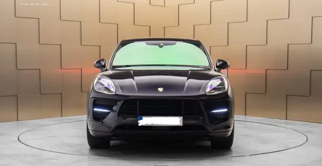 Porsche Macan view 3