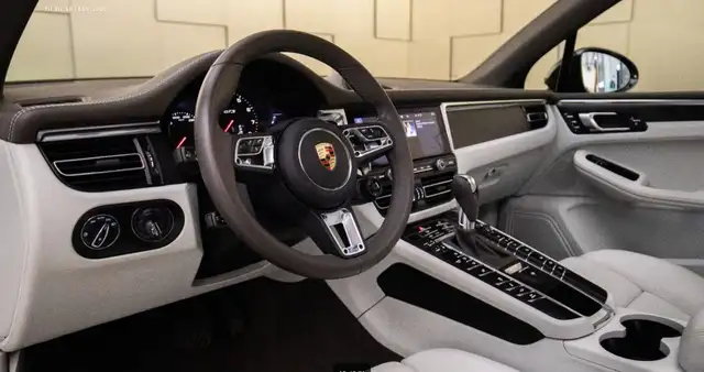 Porsche Macan view 11