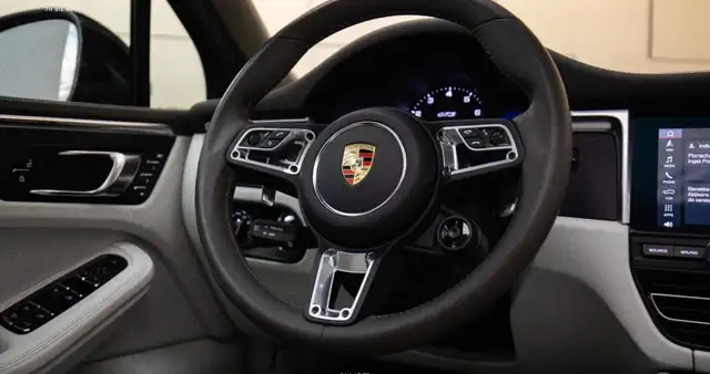 Porsche Macan view 12