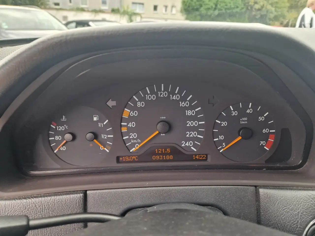 Mercedes-Benz E 240, foto 4