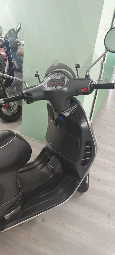 Vespa GTS Super 300 Gri - 1