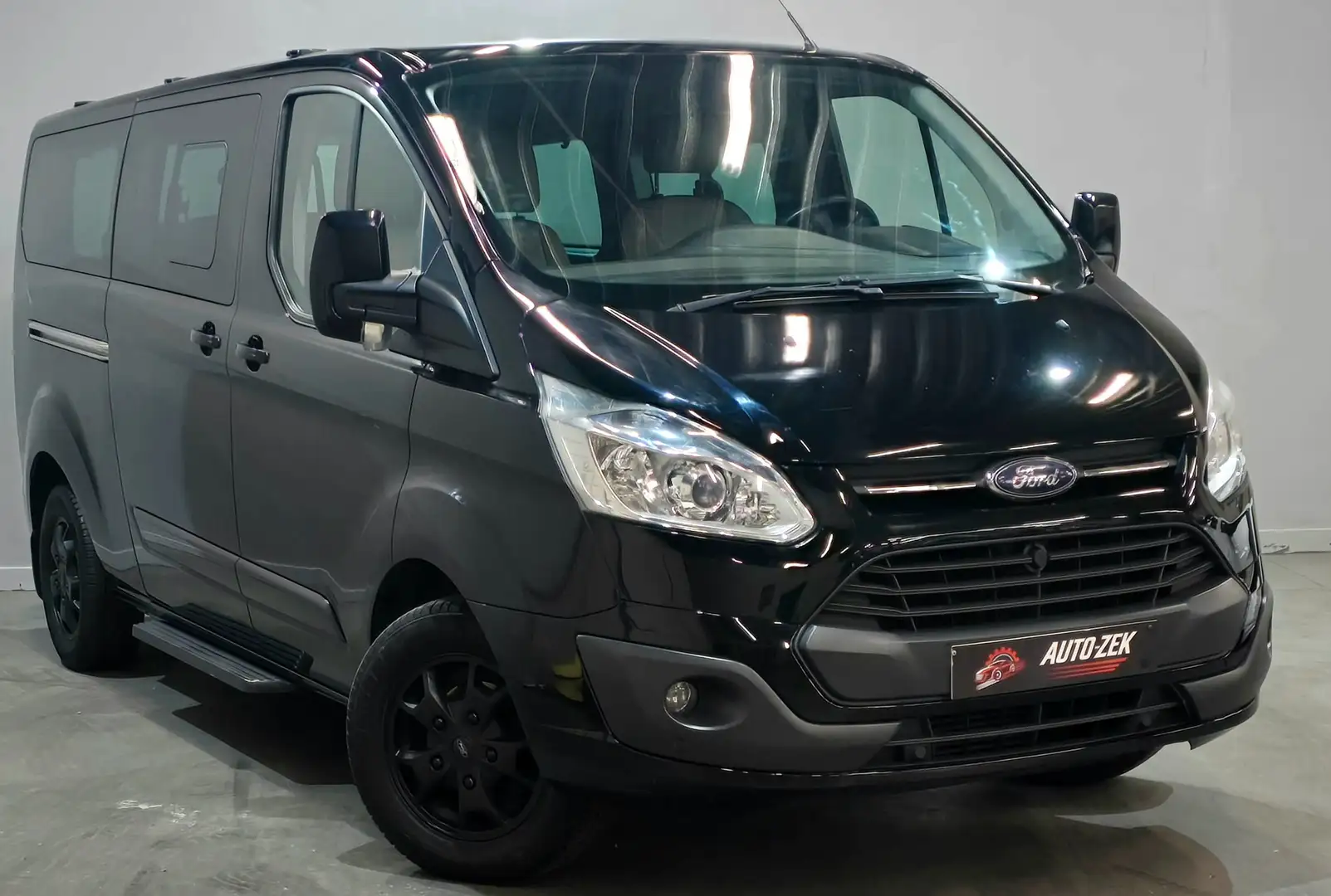 Ford Tourneo Custom 2.2 TDCi //9 PLACES/CLIM/CUIR//ATTACHE REMORQUE // Schwarz - 1