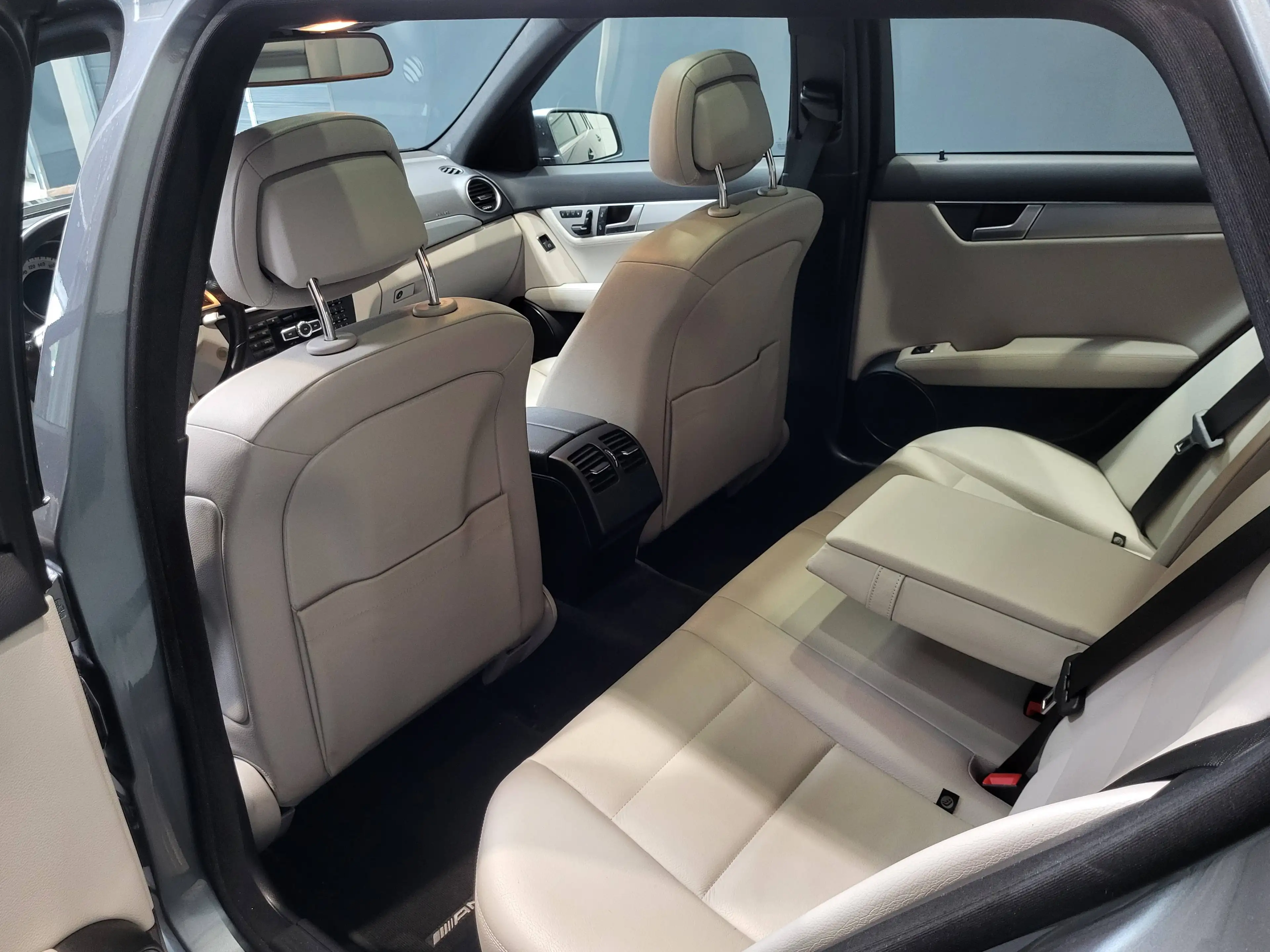 Mercedes-Benz C 350 T CGI AMG-Line *Navi| Xenon| Pano* — photo 9