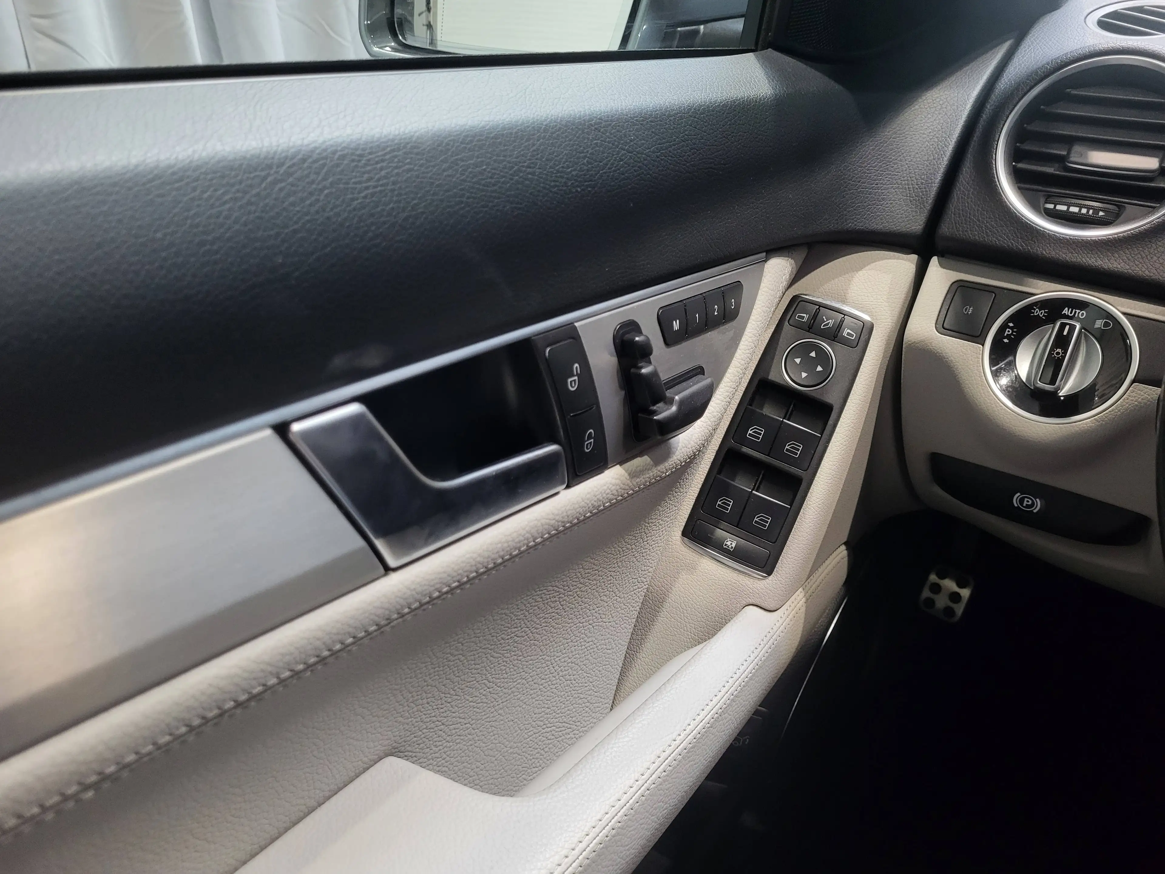 Mercedes-Benz C 350 T CGI AMG-Line *Navi| Xenon| Pano* — photo 14
