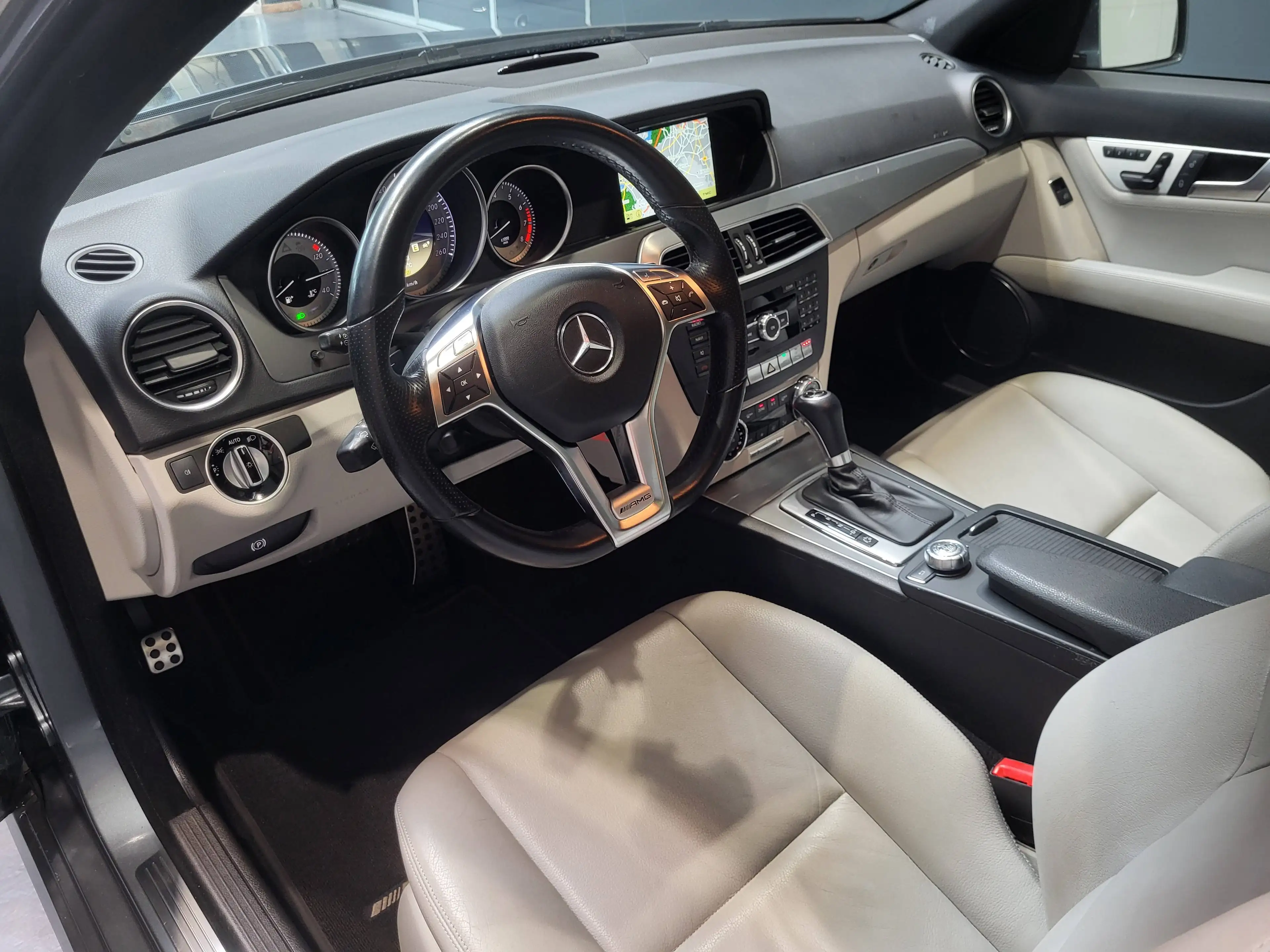 Mercedes-Benz C 350 T CGI AMG-Line *Navi| Xenon| Pano* — photo 6