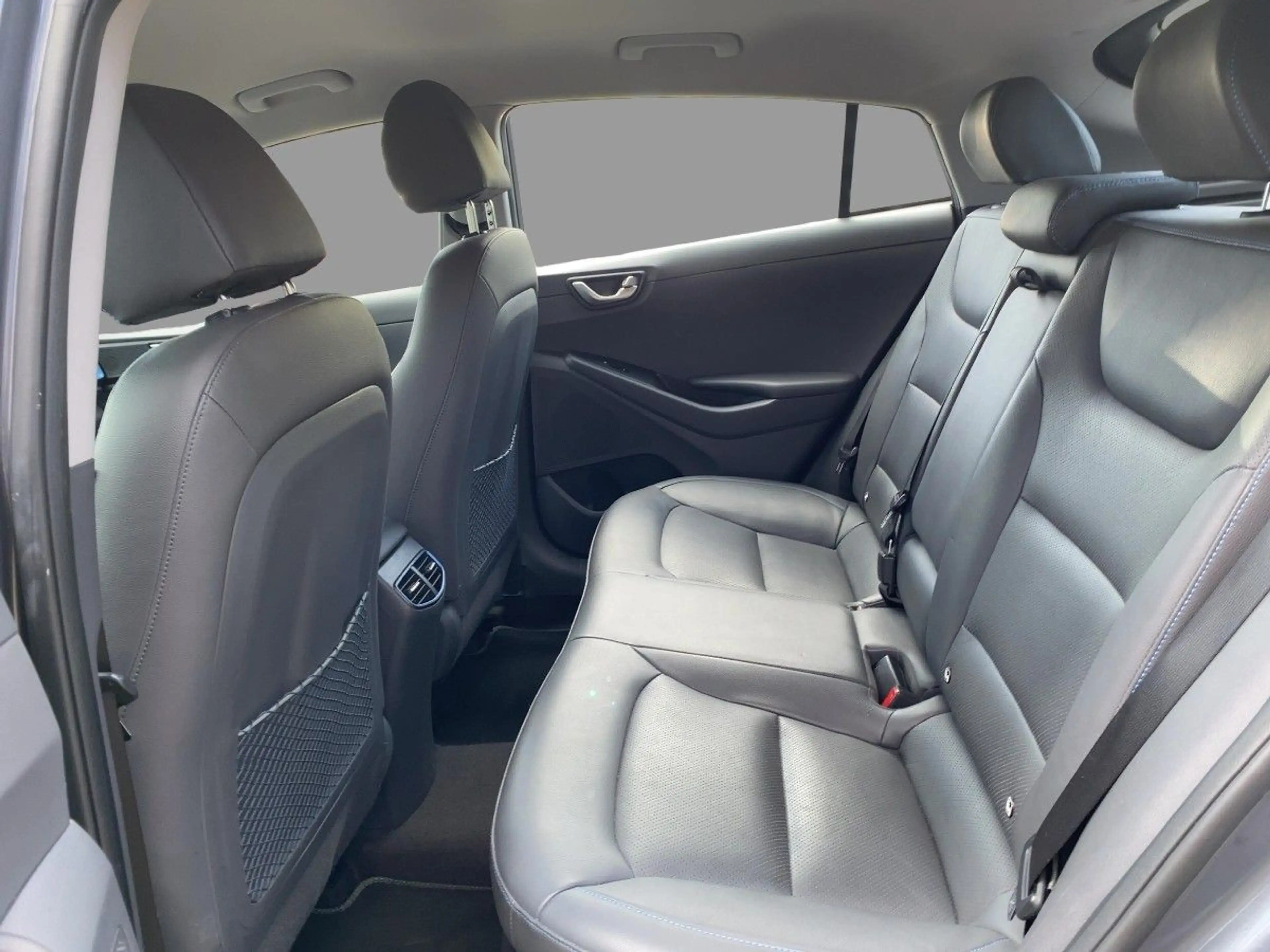 Hyundai IONIQ 1,6 GDI Premium Hybrid Navi LED SHZ — photo 8