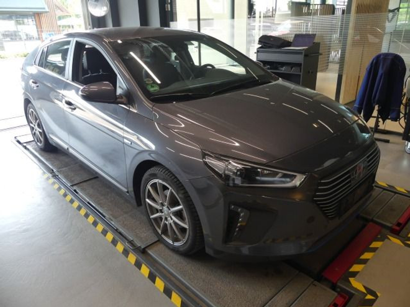 Hyundai IONIQ 1,6 GDI Premium Hybrid Navi LED SHZ — photo 2