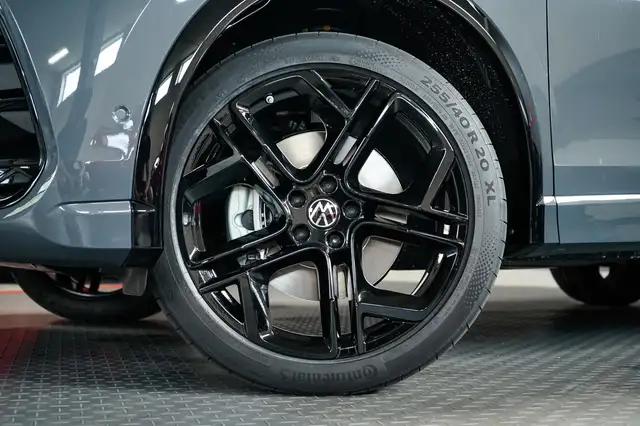 Volkswagen Tiguan view 3