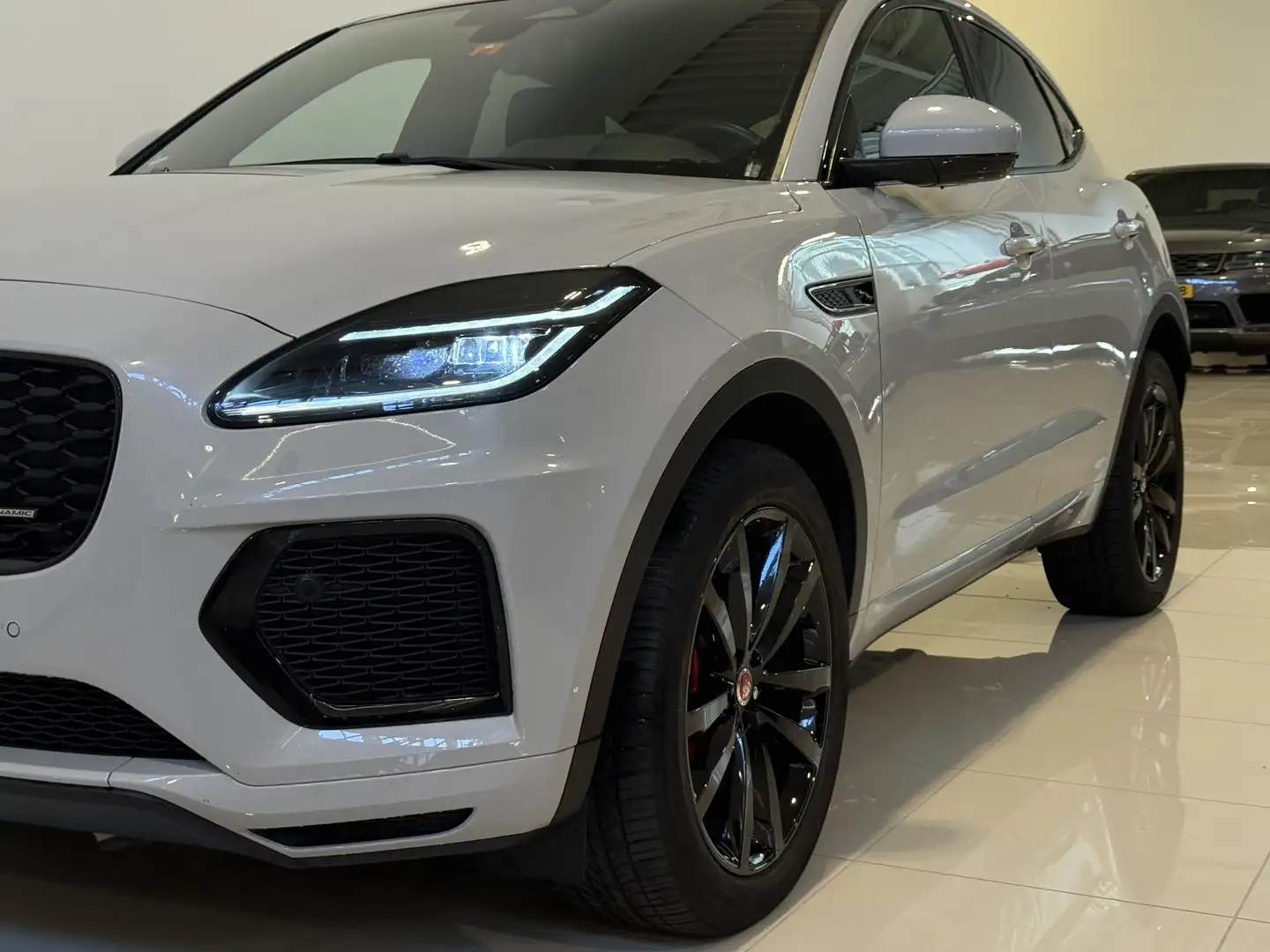 Jaguar E-Pace 1.5 P300e AWD R-Dynamic SE | Black Pack | 20 inch Grijs - 2