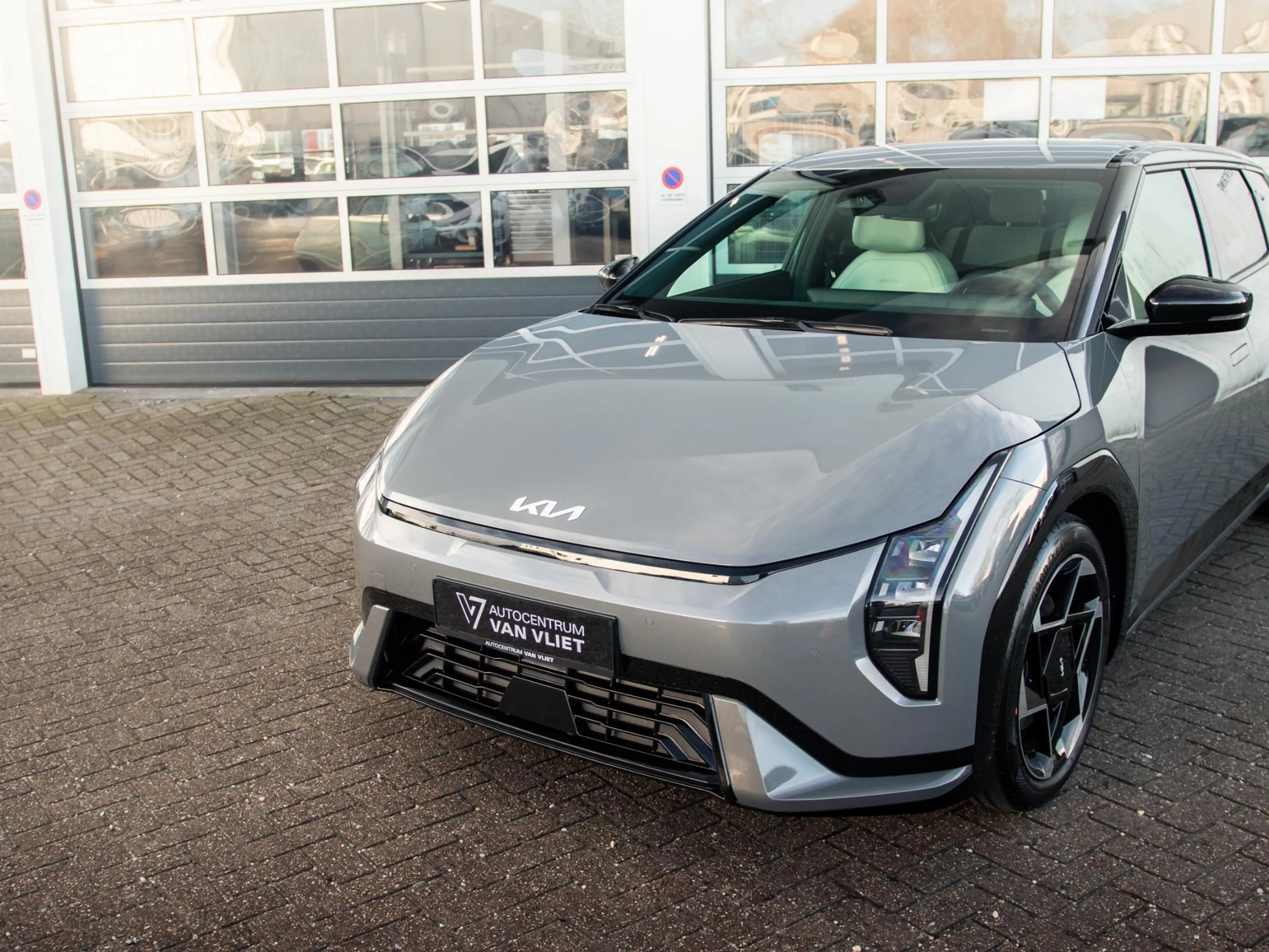 Kia EV4 Fastback GT-Line Business Edition 81.4 kWh | Direc — photo 2