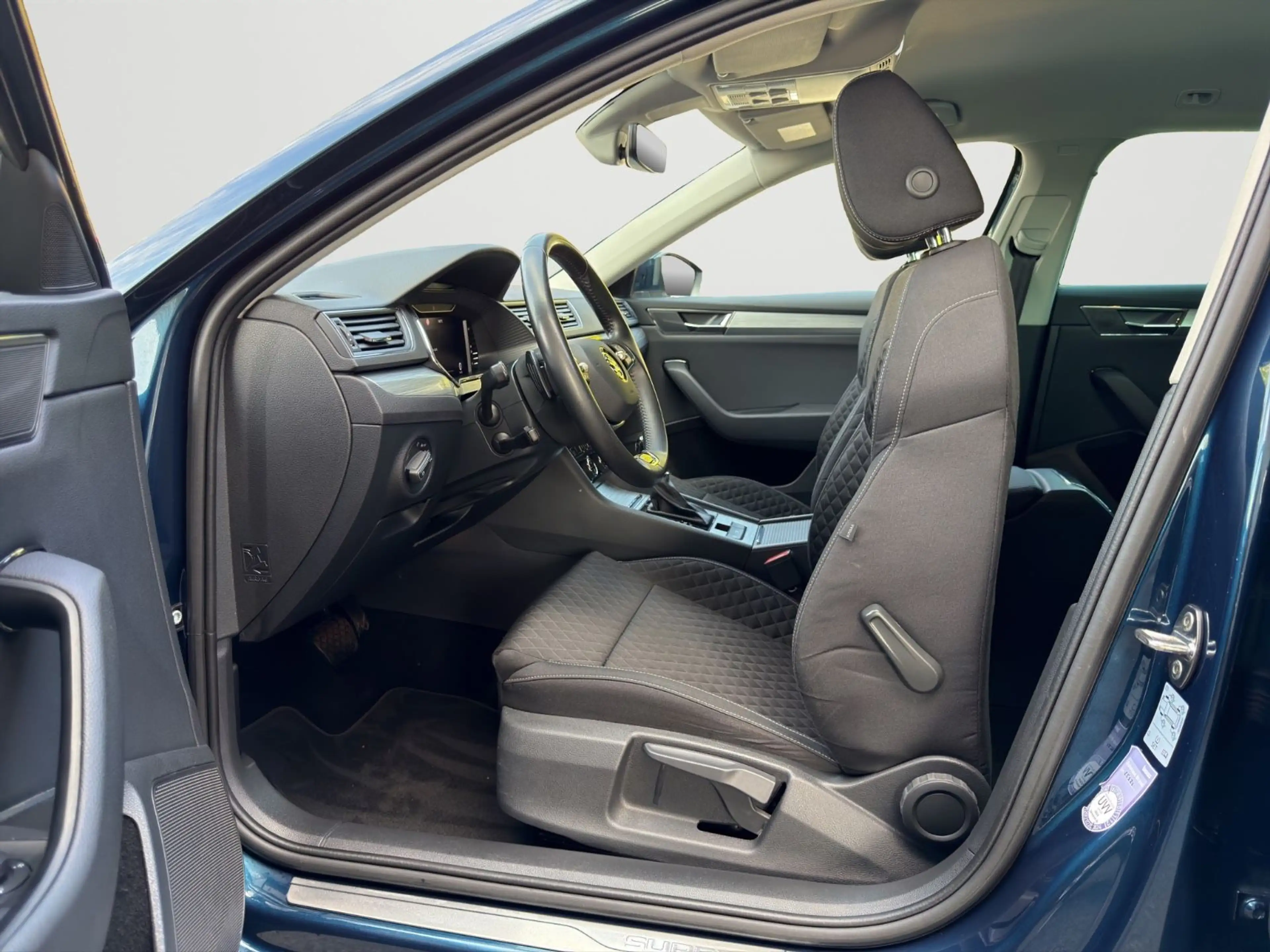 Skoda Superb Combi Ambition 4x4*ACC*AHK*CARPLAY*LED* — photo 6