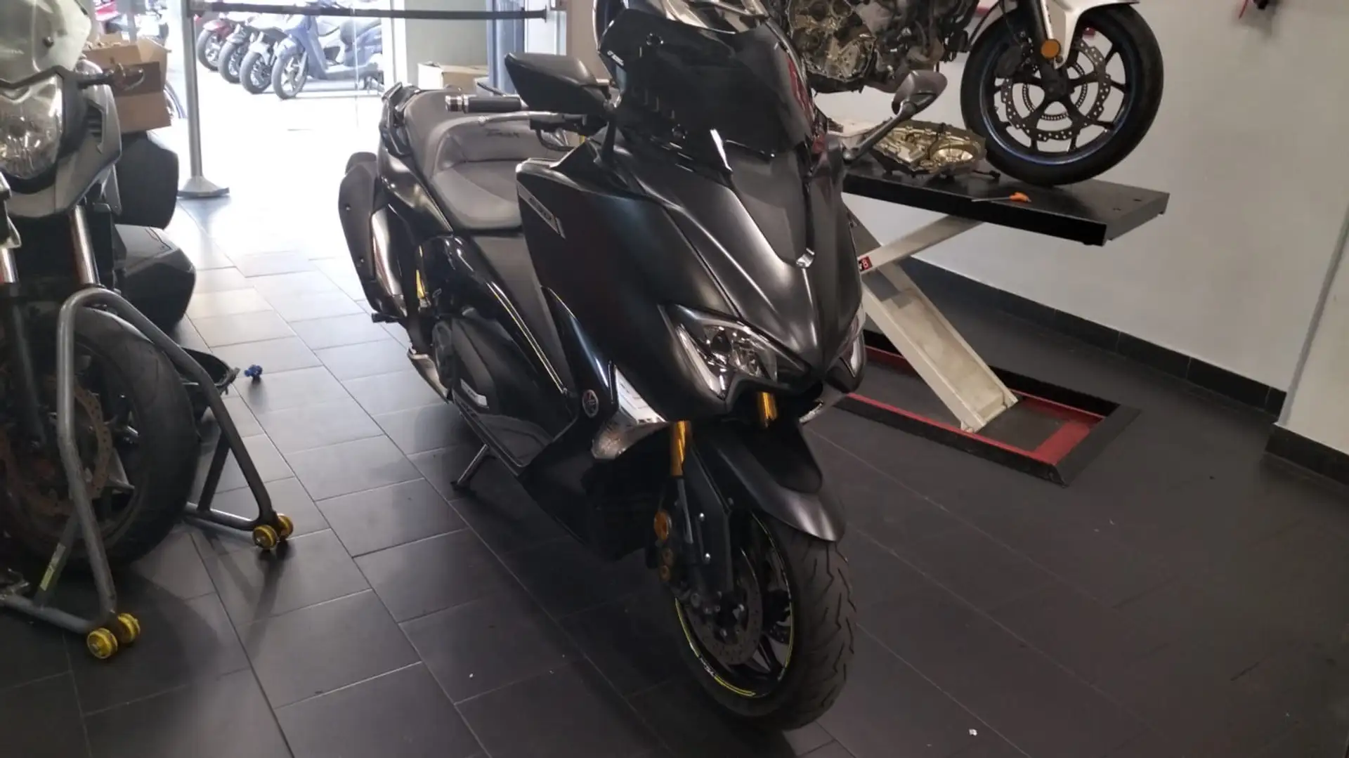 Yamaha TMAX DX - 1