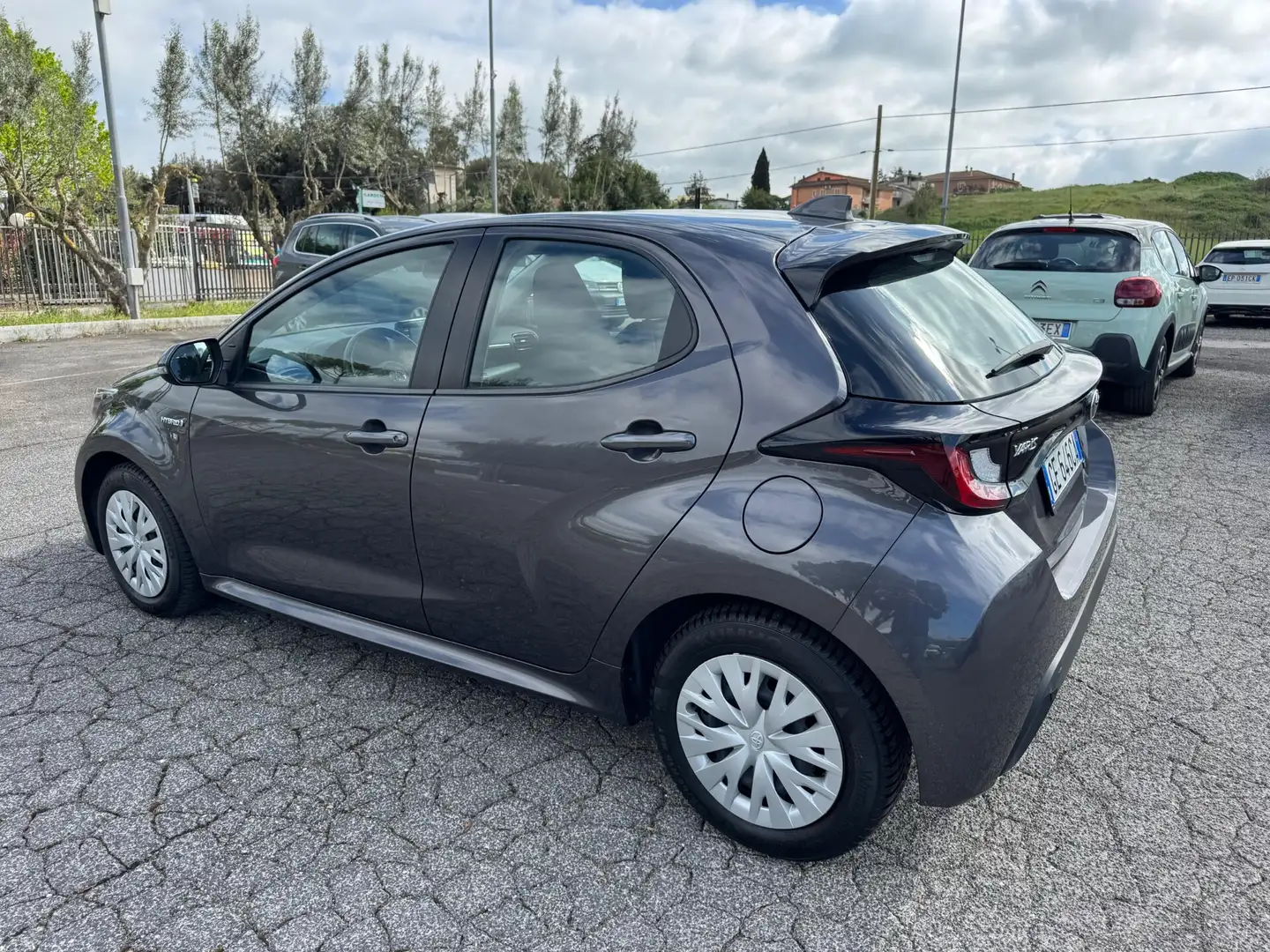 Toyota Yaris 1.5 Hybrid 5 porte Business Grigio - 2