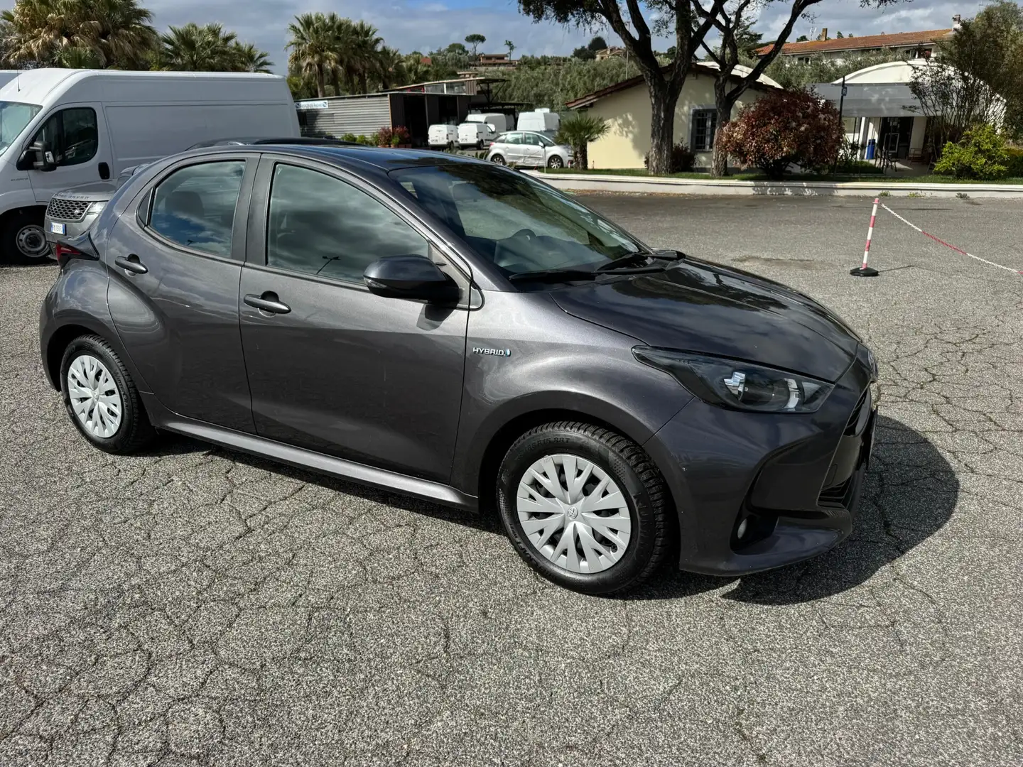 Toyota Yaris 1.5 Hybrid 5 porte Business Grigio - 1